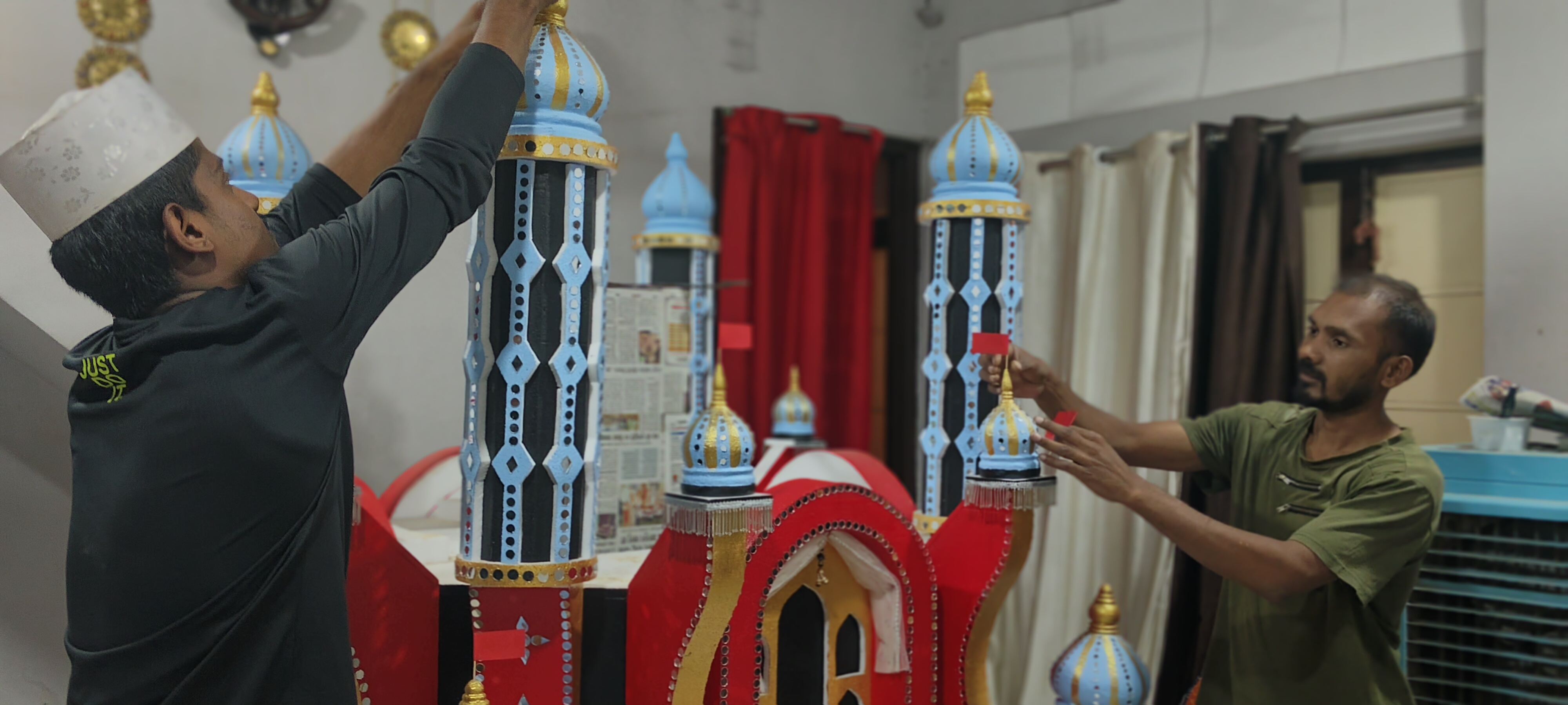 *मोहर्रम की रौनक चरम पर: निर्माणाधीन ताजियों का कार्य अंतिम दौर में*   *26 वर्षों से आकर्षक ताजिए बना रहे शाकिर भाई ठेकेदार, दूर-दूर तक होती