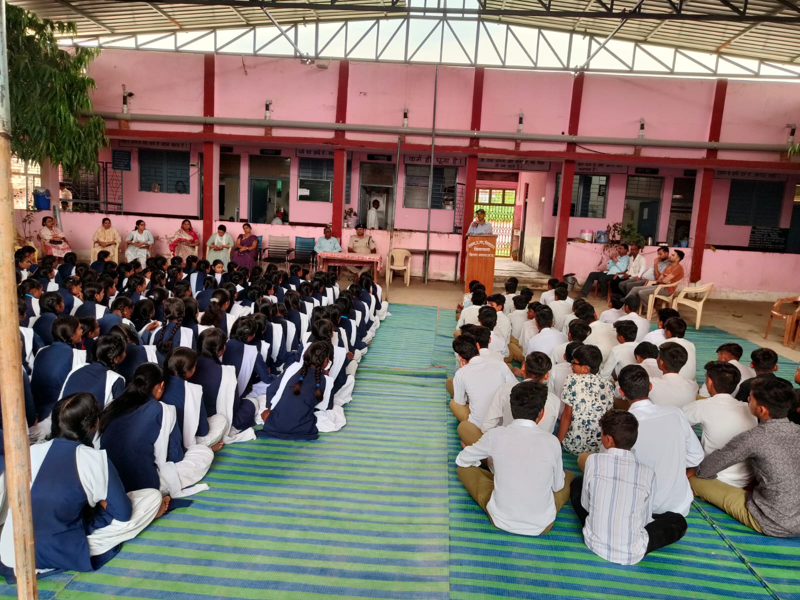थाना प्रभारी राधेश्याम पटेल ने स्कूली बच्चों को सिखाया साइबर बचाओ के तरीके 