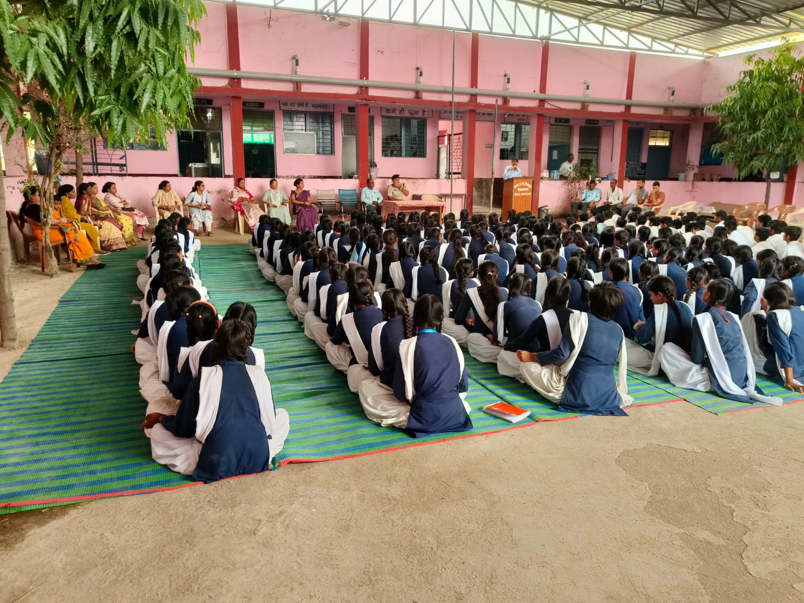 थाना प्रभारी राधेश्याम पटेल ने स्कूली बच्चों को सिखाया साइबर बचाओ के तरीके 