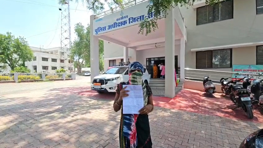 रीवा में नाबालिग छात्रा के अपहरण का आरोप, कार्रवाई नहीं होने पर परिजन पहुंचे एसपी कार्यालय