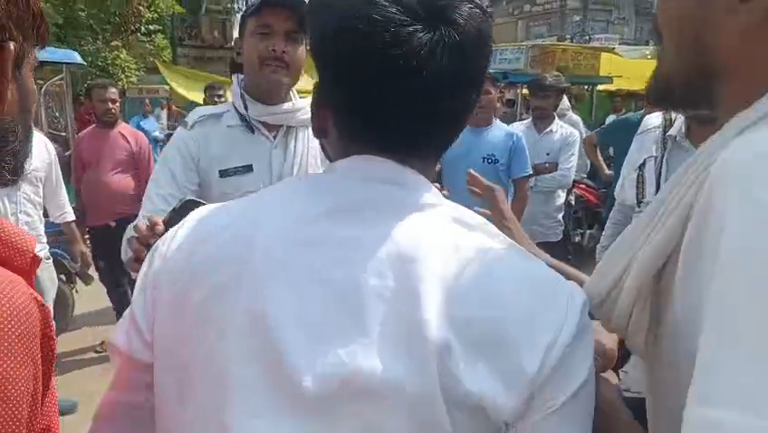 ऑटो चालक का नशे में हंगामा बाइक सवारों पर हमला