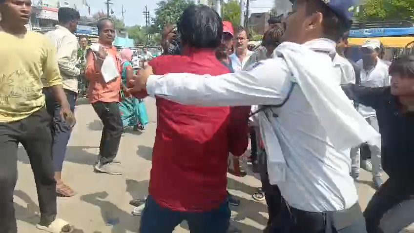 ऑटो चालक का नशे में हंगामा बाइक सवारों पर हमला