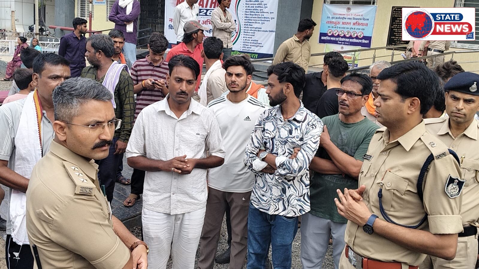 निजी कंपनी की बिल्डिंग से युवक ने लगाई छलांग, परिजनों ने बंधक बनाकर प्रताड़ित करने का लगाया आरोप गुना। शहर के एबी रोड स्थित एक निजी फाइनेंस 