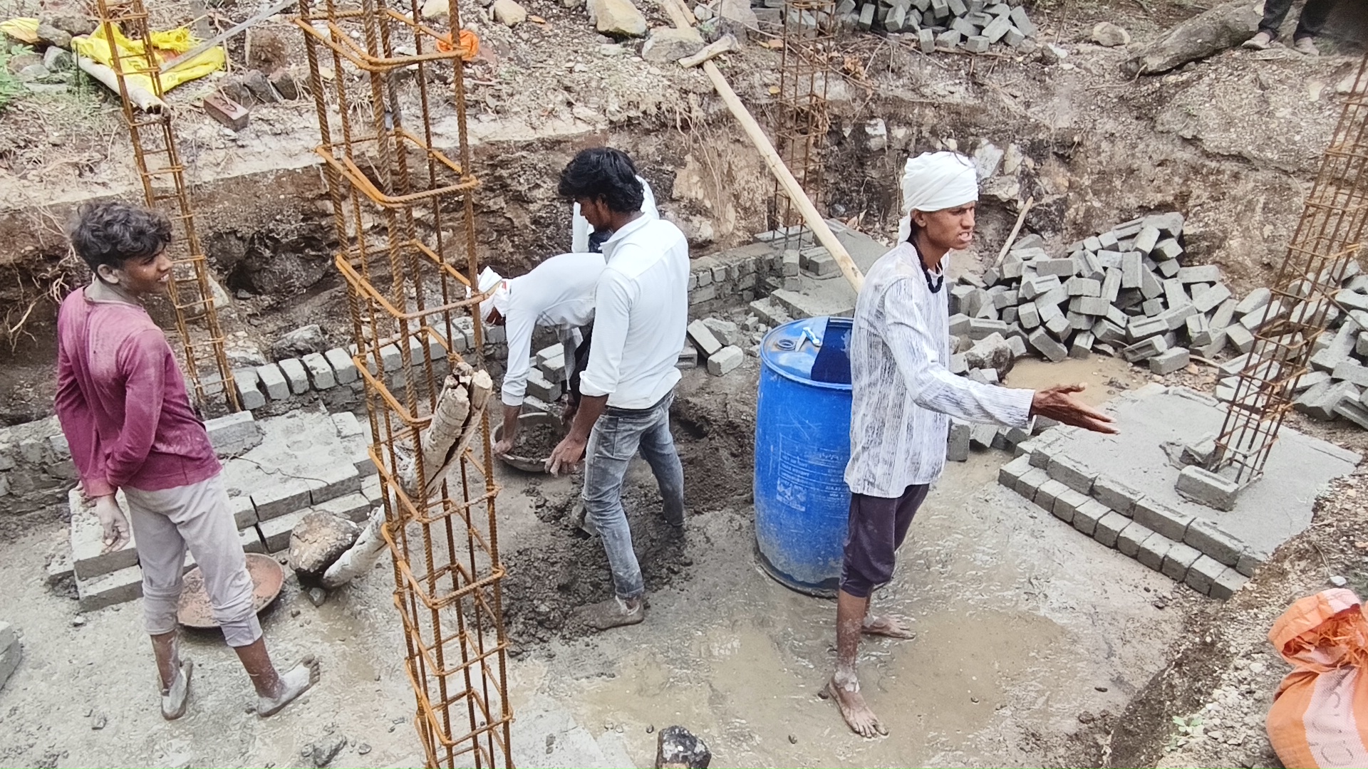 वार्ड क्रमांक 11 में बन रहे सार्वजनिक शौचालय के मिट्टी की ईटों की जगह, सीमेंट की ईटों से सेफ्टी टैंक बनाया जा रहा है ।