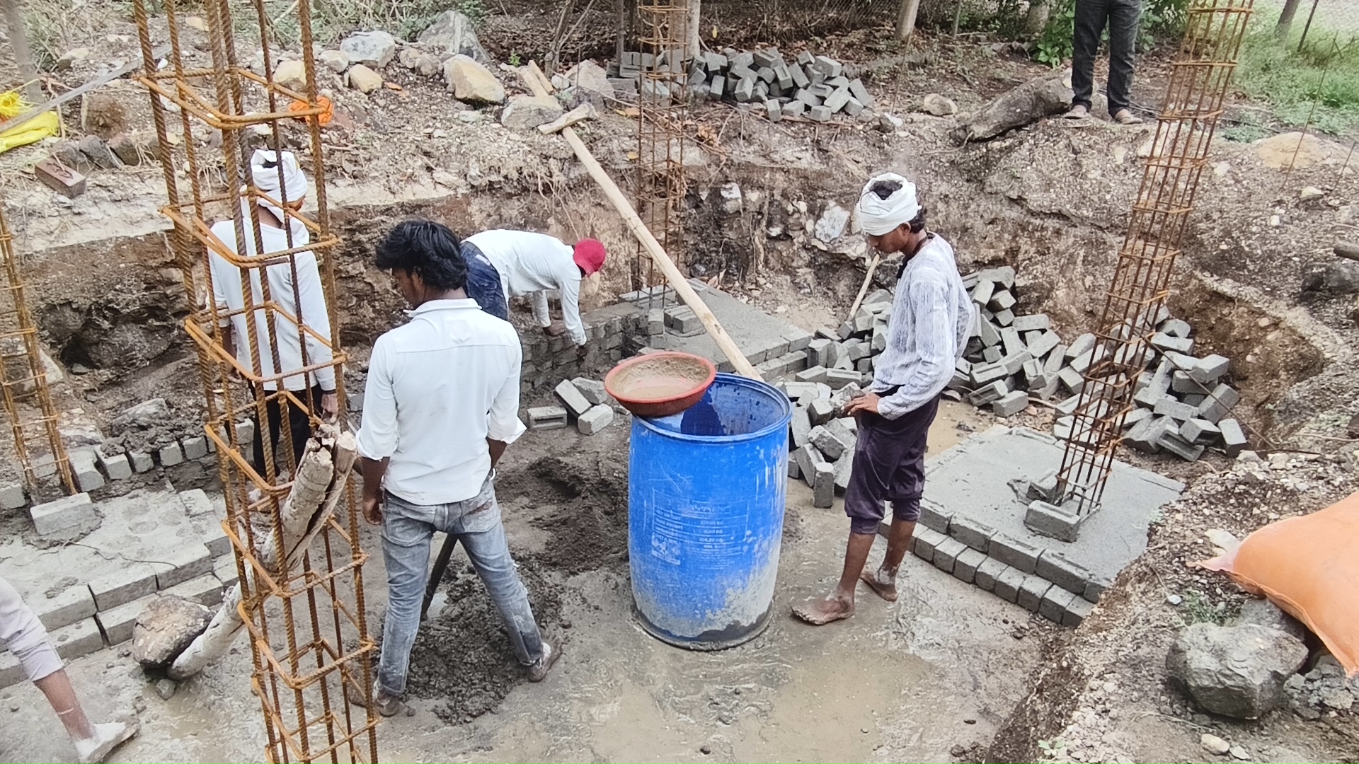 वार्ड क्रमांक 11 में बन रहे सार्वजनिक शौचालय के मिट्टी की ईटों की जगह, सीमेंट की ईटों से सेफ्टी टैंक बनाया जा रहा है ।
