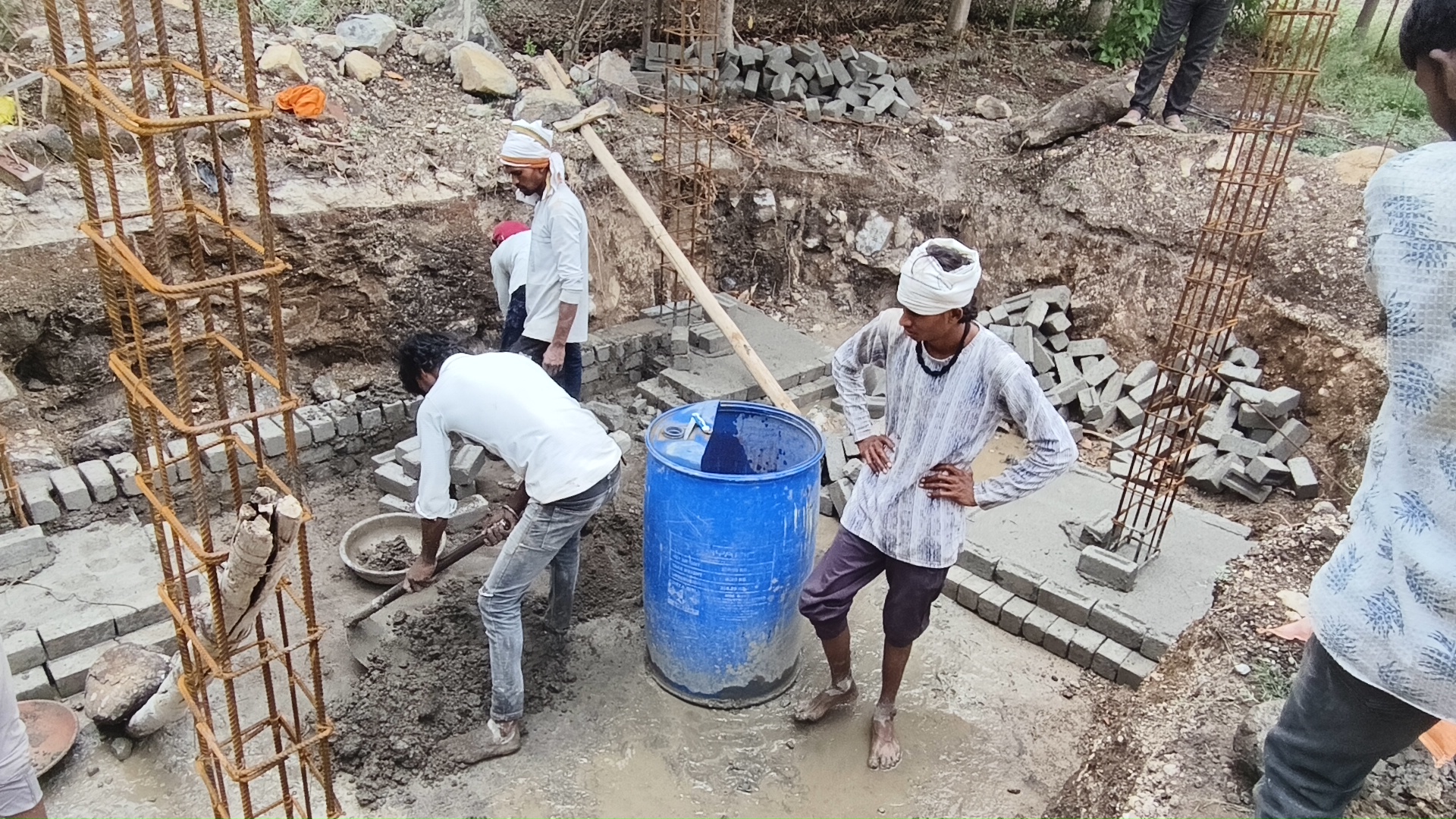 वार्ड क्रमांक 11 में बन रहे सार्वजनिक शौचालय के मिट्टी की ईटों की जगह, सीमेंट की ईटों से सेफ्टी टैंक बनाया जा रहा है ।