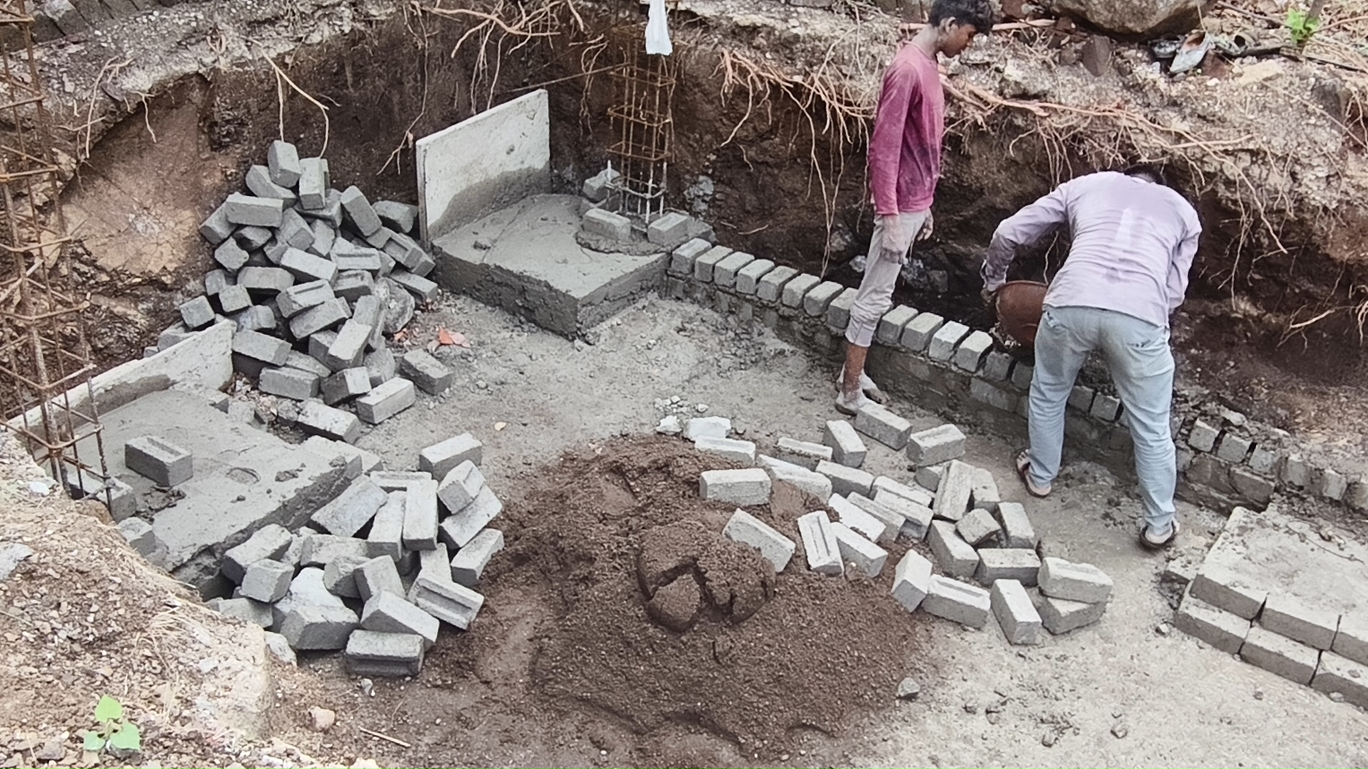 वार्ड क्रमांक 11 में बन रहे सार्वजनिक शौचालय के मिट्टी की ईटों की जगह, सीमेंट की ईटों से सेफ्टी टैंक बनाया जा रहा है ।