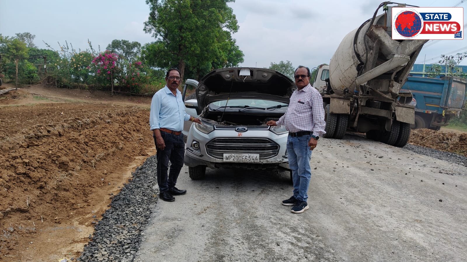 बिना संकेतक लगाए बन रही सड़क पर हुआ हादसा, गिट्टी से टकराई कार; बड़ा हादसा टला