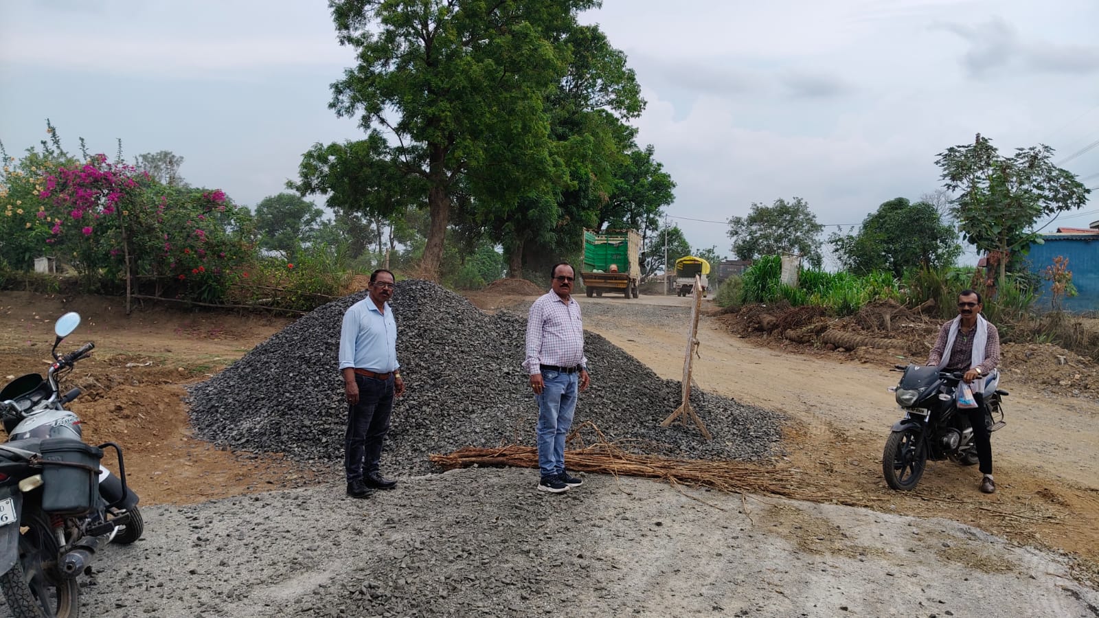 बिना संकेतक लगाए बन रही सड़क पर हुआ हादसा, गिट्टी से टकराई कार; बड़ा हादसा टला