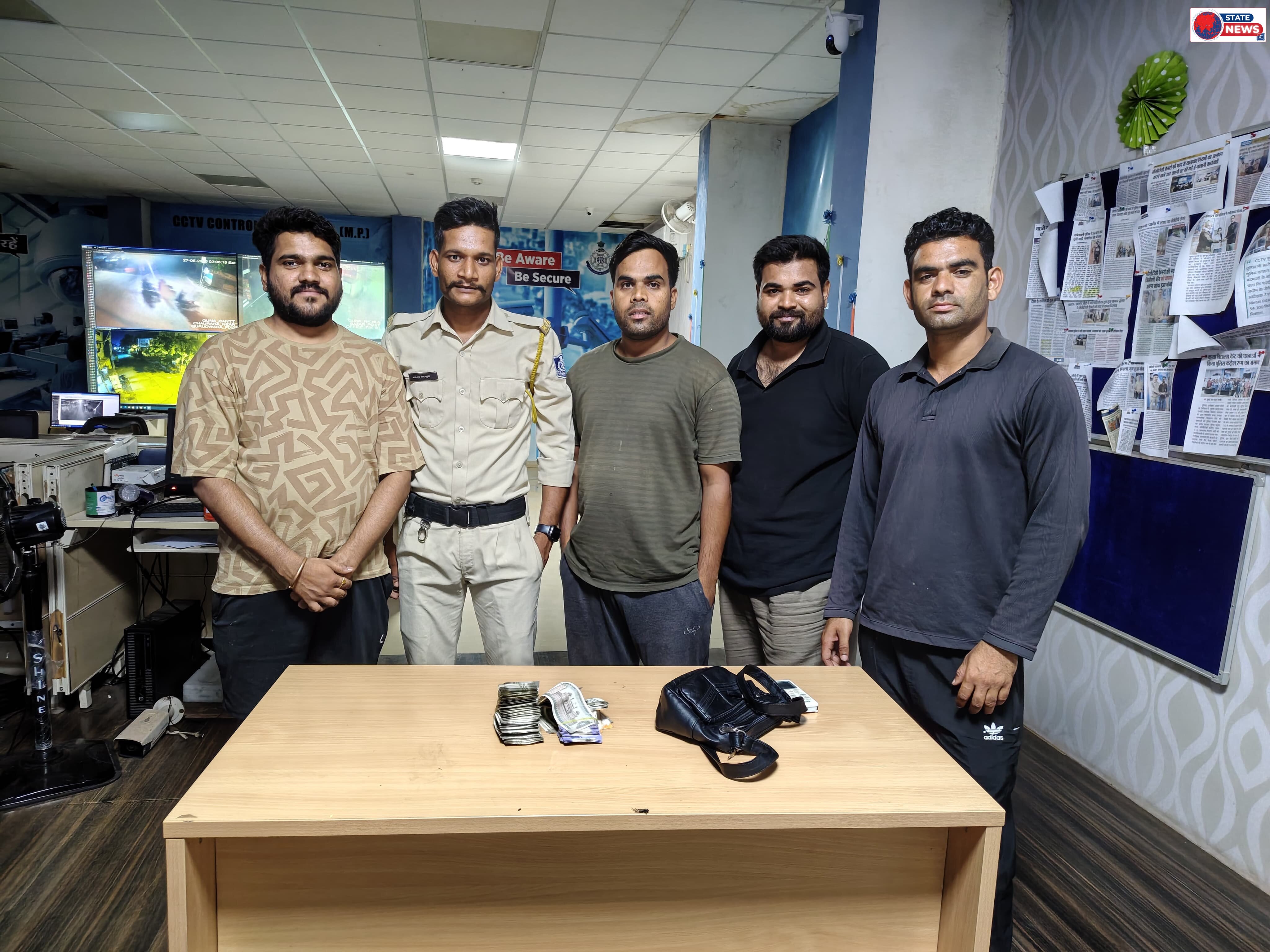 *गुना पुलिस की तत्परता और संवेदनशीलता का उत्कृष्ट उदाहरण*  *सीसीटीवी तकनीक की मदद से 53 हजार नगद राशि सहित खोया हुआ पर्स सुरक्षित खोजकर फरिय