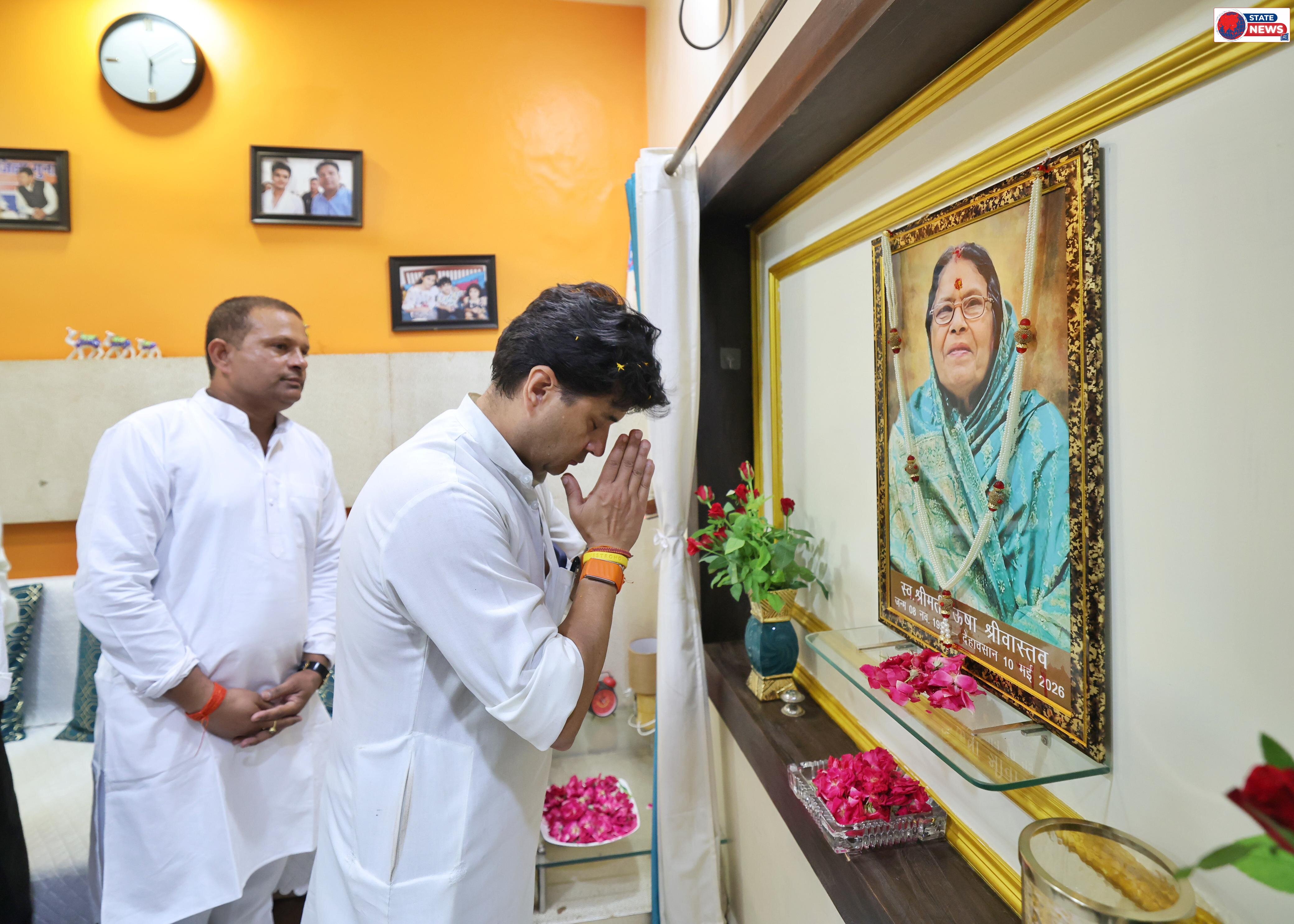 केंद्रीय मंत्री सिंधिया ने शोक व्यक्त किया । गुना ।भारतीय जनता पार्टी के मीडिया प्रभारी अंकुर श्रीवास्तव की माताजी के निधन उपरांत केंद्रीय म