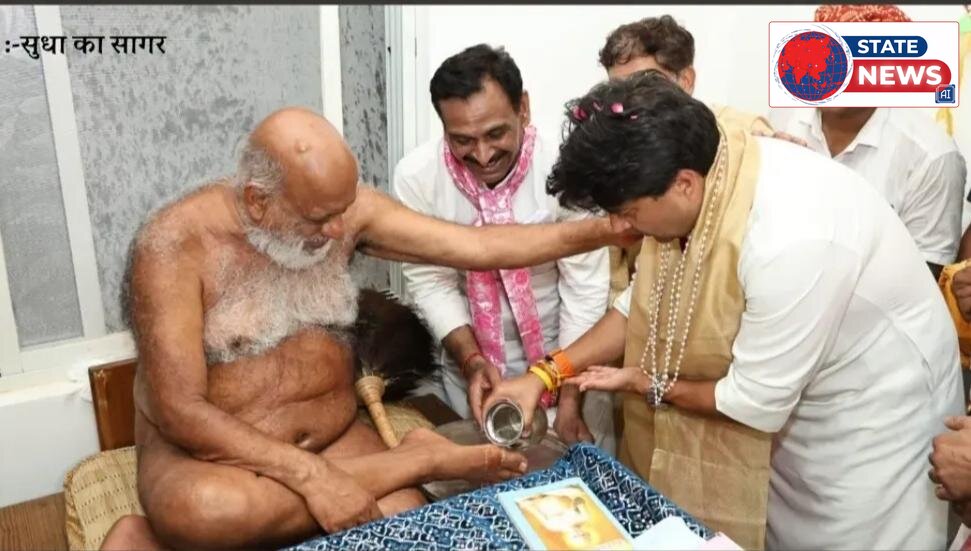 *सर्व समाज ने किया पूज्य मुनि श्री सुधासागर जी महाराज का पाद प्रक्षालन*  *केंद्रीय मंत्री श्री सिंधिया ने पूज्य मुनि श्री के पाद प्रक्षालन क