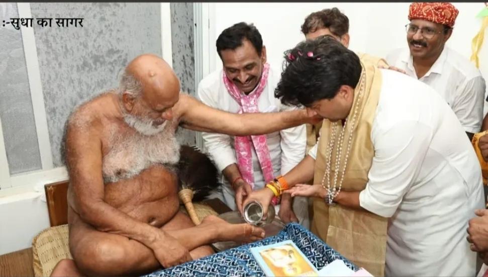 मुनि सुधासागर जी का पाद प्रक्षालन समारोह