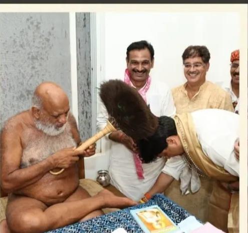 मुनि सुधासागर जी का पाद प्रक्षालन समारोह