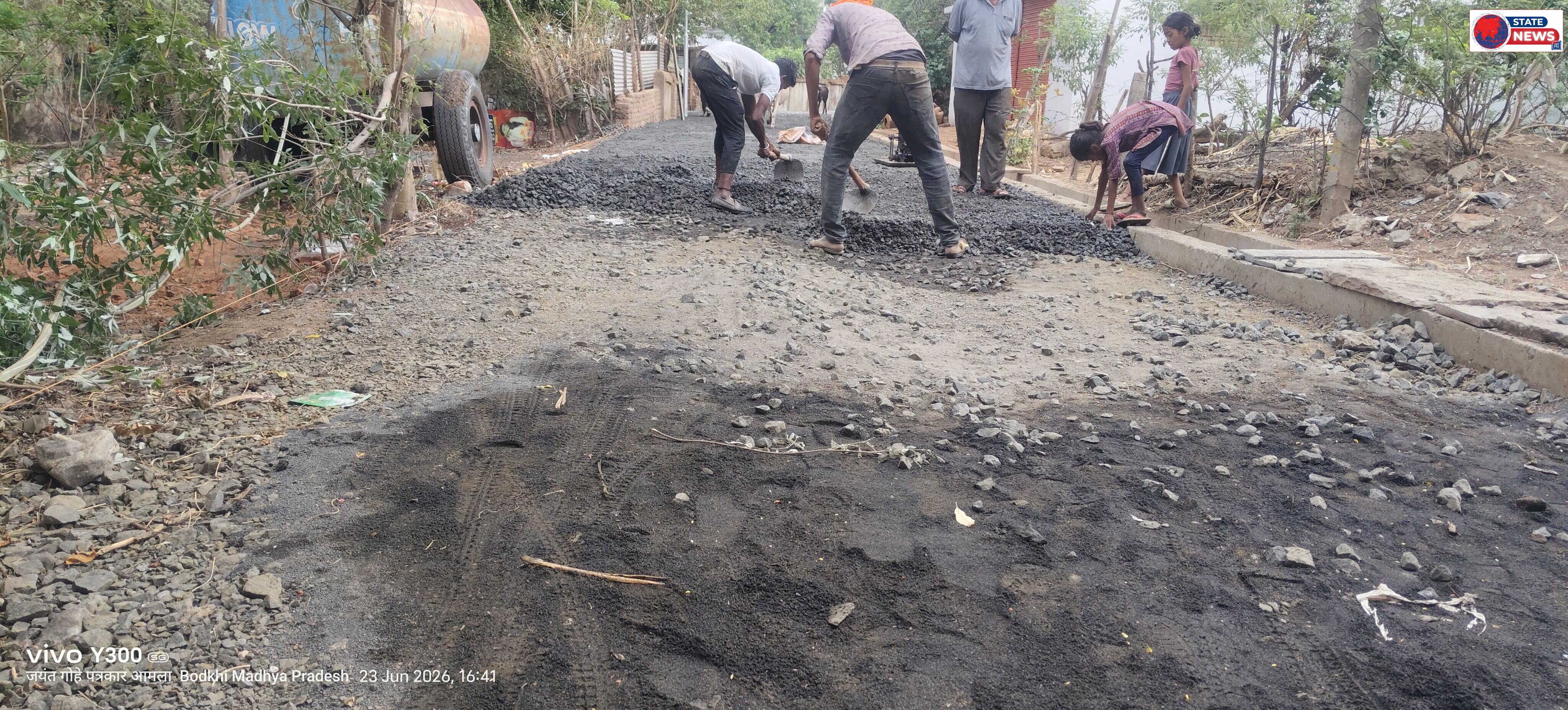 *अतिक्रमण की भेंट चढ़ा सड़क निर्माण, 10 फीट की जगह सिर्फ 7 फीट बन रही सड़क*