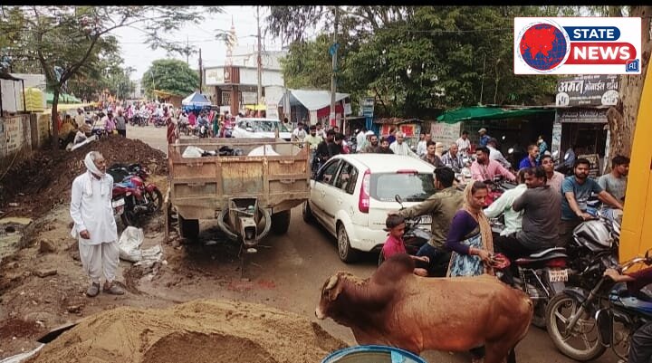 *नाली निर्माण ने रोकी रफ्तार, आधी सड़क घेरने से रोज लग रहा जाम*