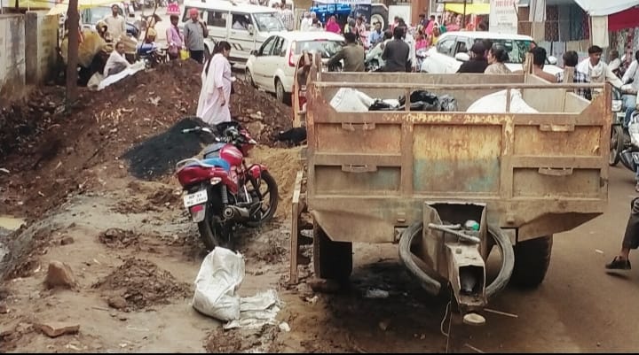*नाली निर्माण ने रोकी रफ्तार, आधी सड़क घेरने से रोज लग रहा जाम*