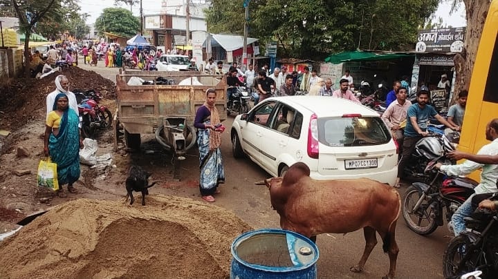 *नाली निर्माण ने रोकी रफ्तार, आधी सड़क घेरने से रोज लग रहा जाम*