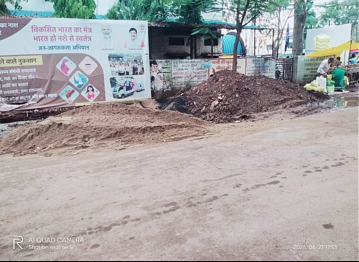 *नाली निर्माण ने रोकी रफ्तार, आधी सड़क घेरने से रोज लग रहा जाम*