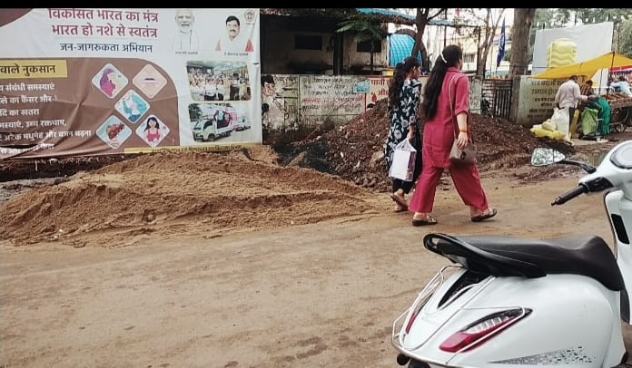 *नाली निर्माण ने रोकी रफ्तार, आधी सड़क घेरने से रोज लग रहा जाम*