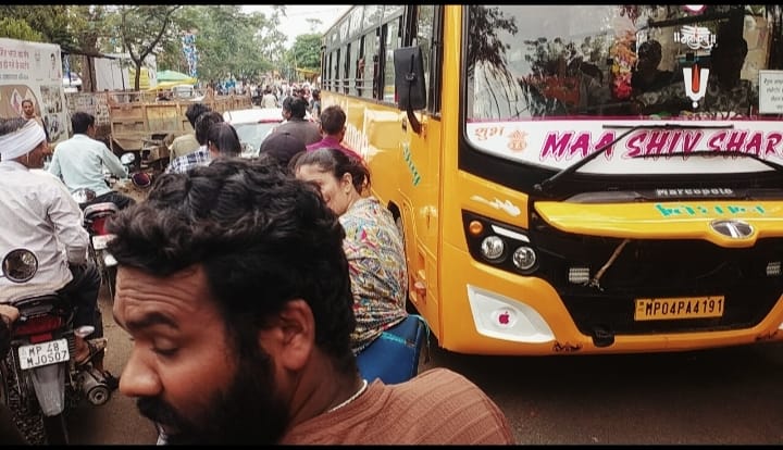 *नाली निर्माण ने रोकी रफ्तार, आधी सड़क घेरने से रोज लग रहा जाम*