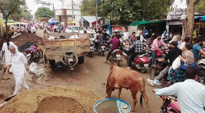 *नाली निर्माण ने रोकी रफ्तार, आधी सड़क घेरने से रोज लग रहा जाम*