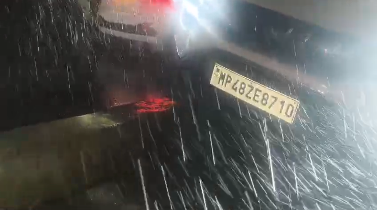 *अधूरे डिवाइडर निर्माण ने बढ़ाया हादसों का खतरा, थाने के सामने डिवाइडर पर चढ़ी MP 48 ZE 8710 कार*