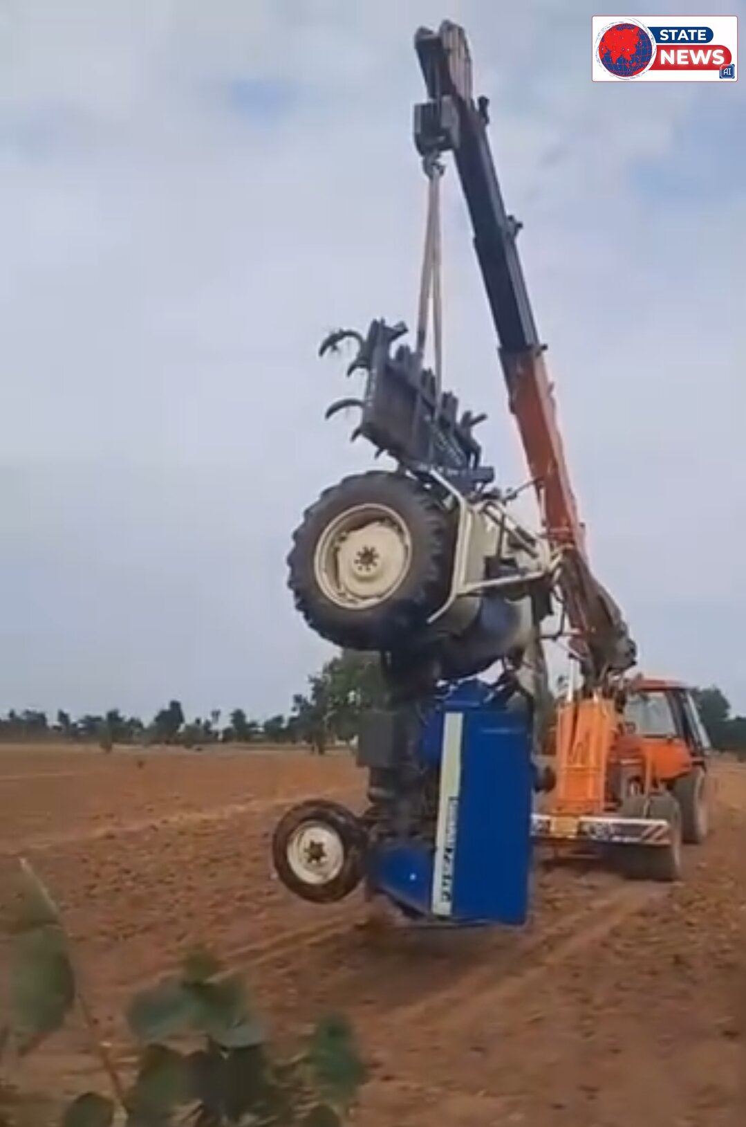 खेत पर जुताई करते समय एक बड़ा हादसा 