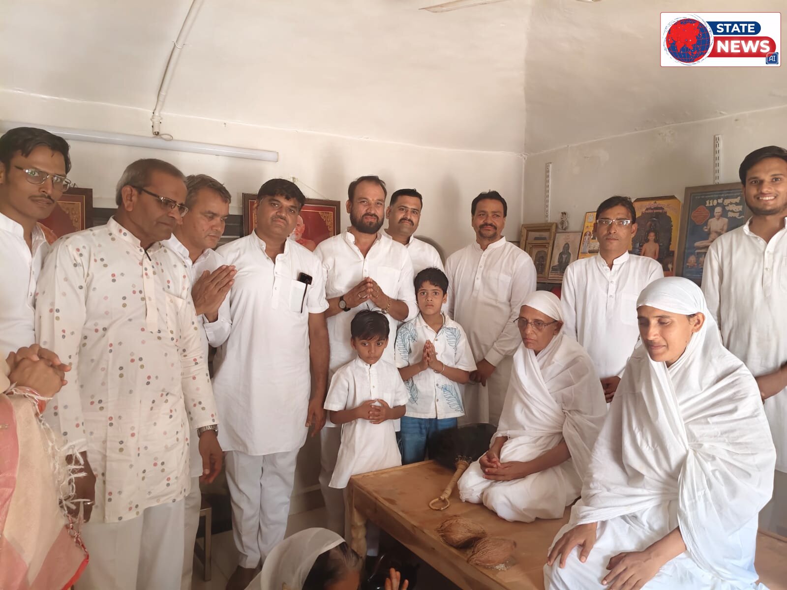 गुरु सेवा संघ सिंगोली के सदस्यों ने प्रतापगढ़ आर्यिका माताजी से आशीर्वाद प्राप्त किया.