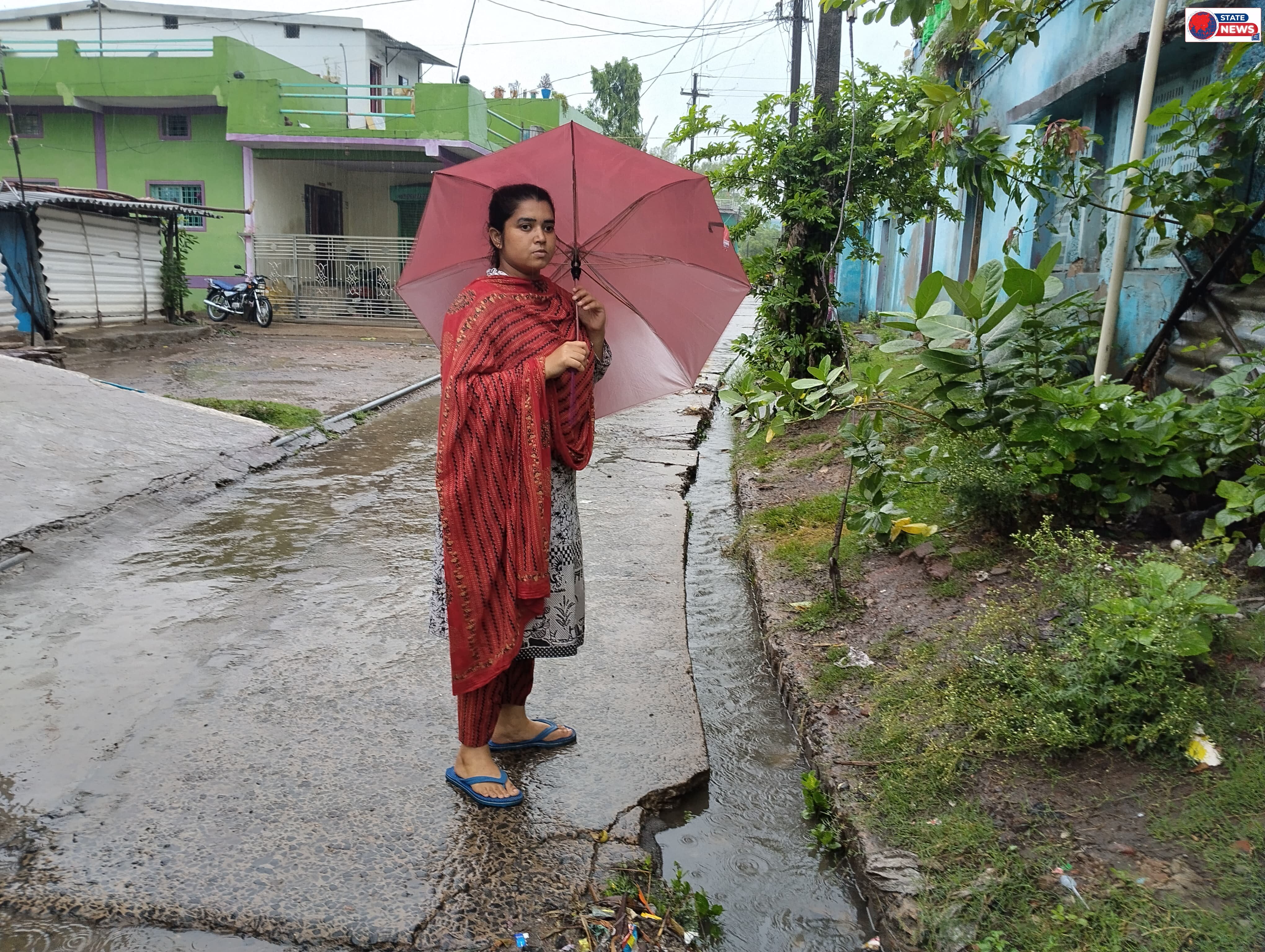 *भर बारिश में छाता लेकर सड़कों पर उतरीं पार्षद खुशबू विजय अतुलकर, जलभराव वाले क्षेत्रों का किया निरीक्षण*