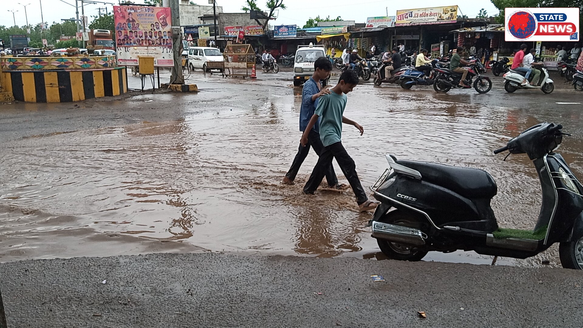 गंदे पानी से घिरा शहर का प्रमुख चौराहा, हर दिन फिसल रहे दोपहिया चालक