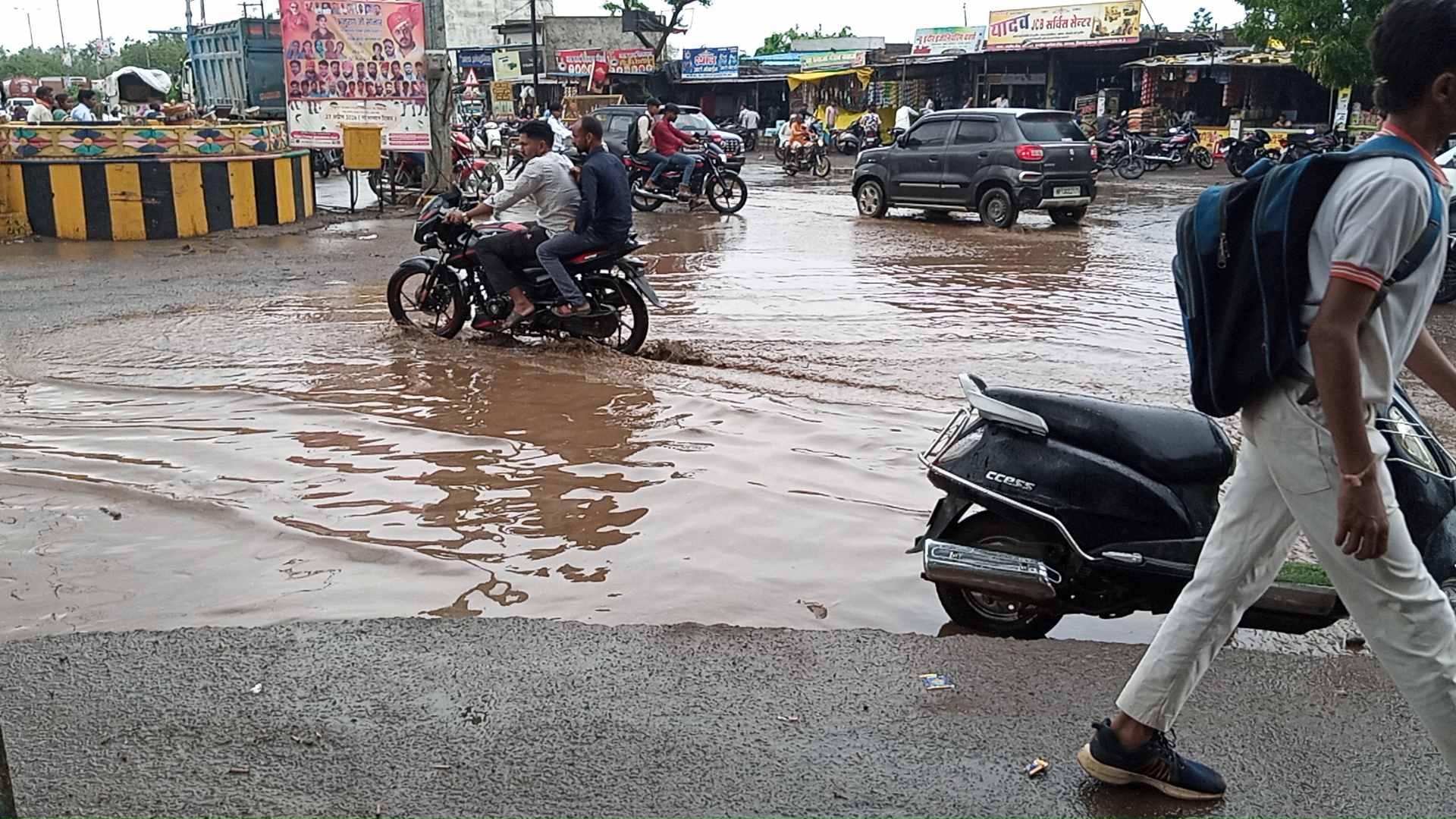 गंदे पानी से घिरा शहर का प्रमुख चौराहा, हर दिन फिसल रहे दोपहिया चालक