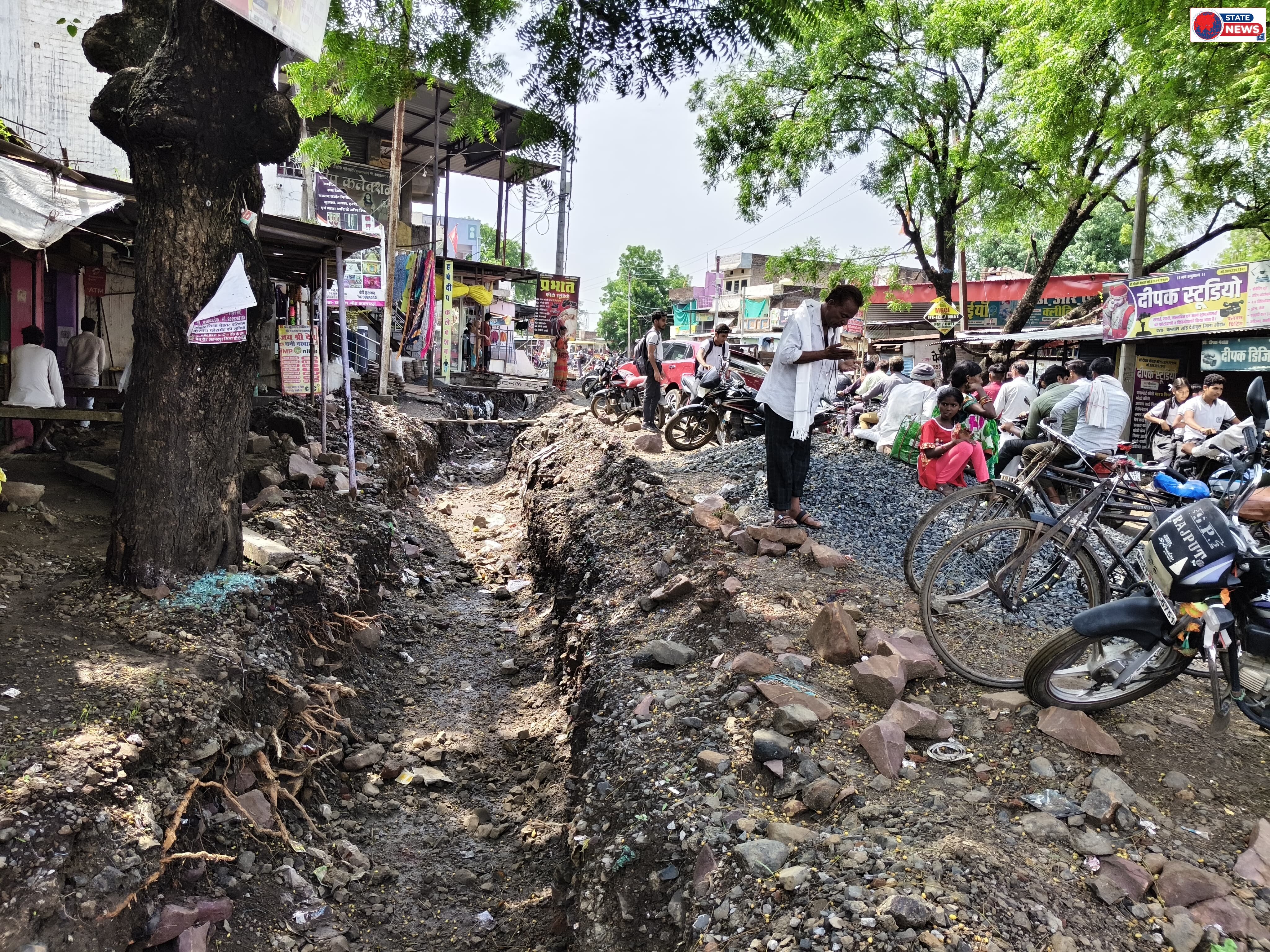 नाली निर्माण की सुस्त रफ्तार से बाजार बेहाल, व्यापारी और आमजन परेशान  
