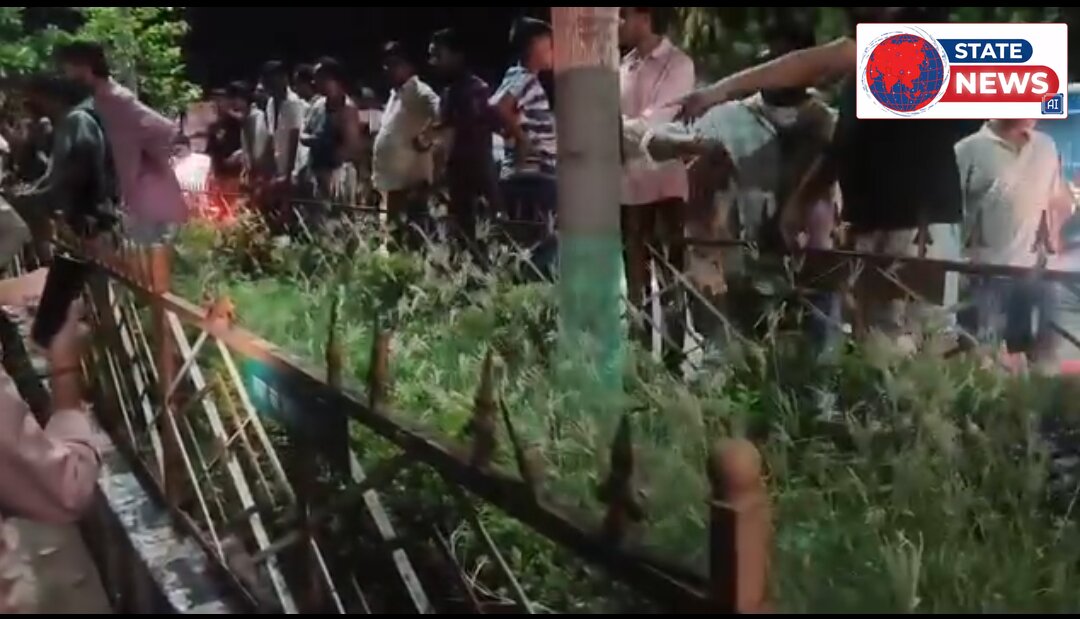 डिवाइडर बना मौत का जाल: तेज रफ्तार बाइक दुर्घटना में युवक की मौत, एक गंभीर घायल; नुकीली लोहे की पत्तियां हटाने की मांग तेज