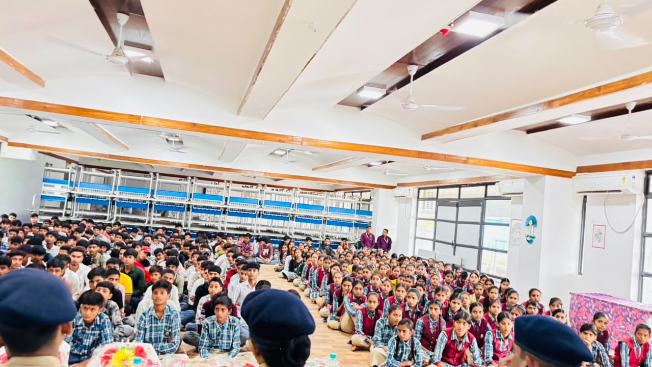 साइबर सुरक्षा और सड़क सुरक्षा को लेकर थाना आलोट की जागरूकता पहल