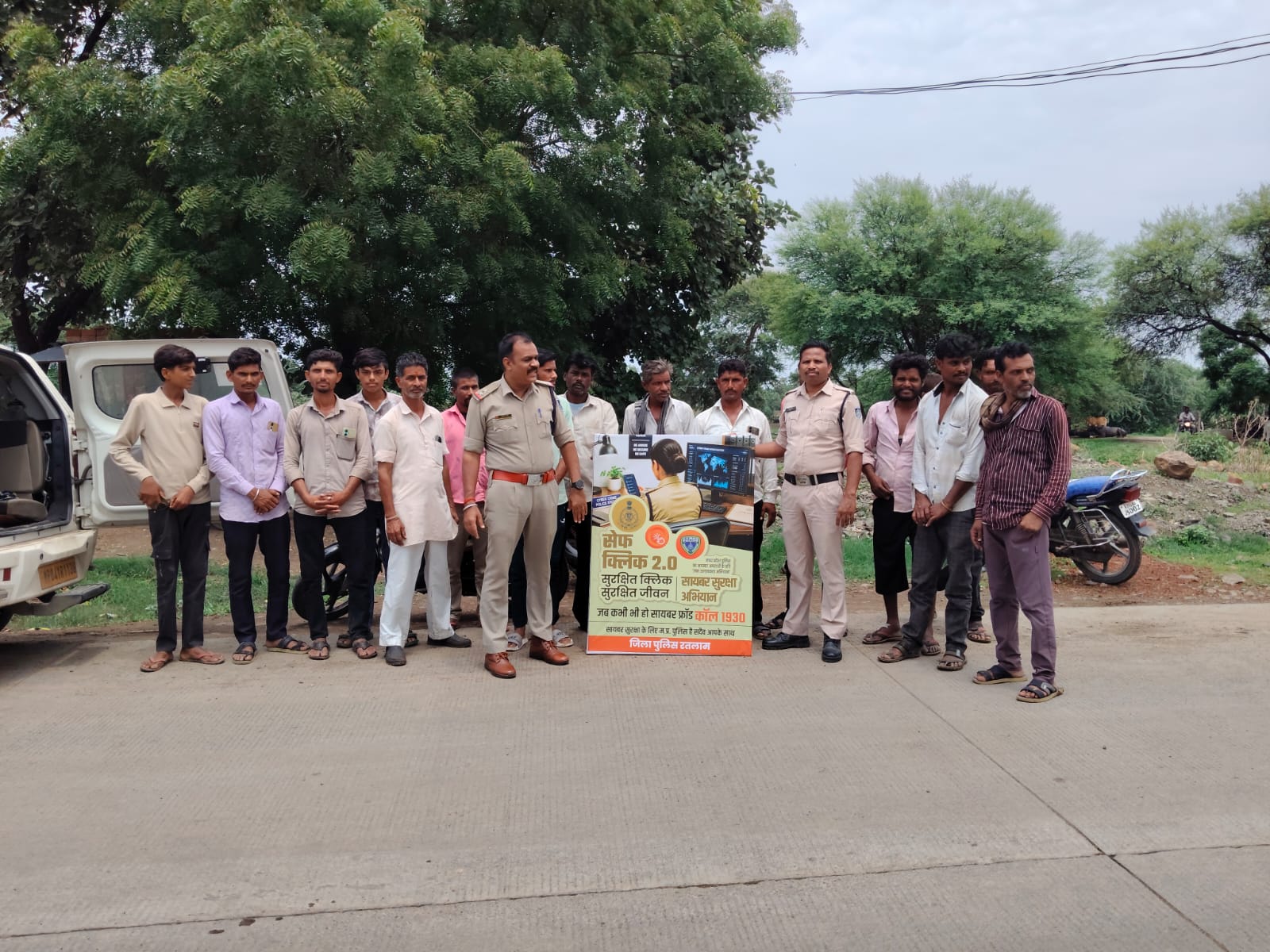 साइबर सुरक्षा और सड़क सुरक्षा को लेकर थाना आलोट की जागरूकता पहल