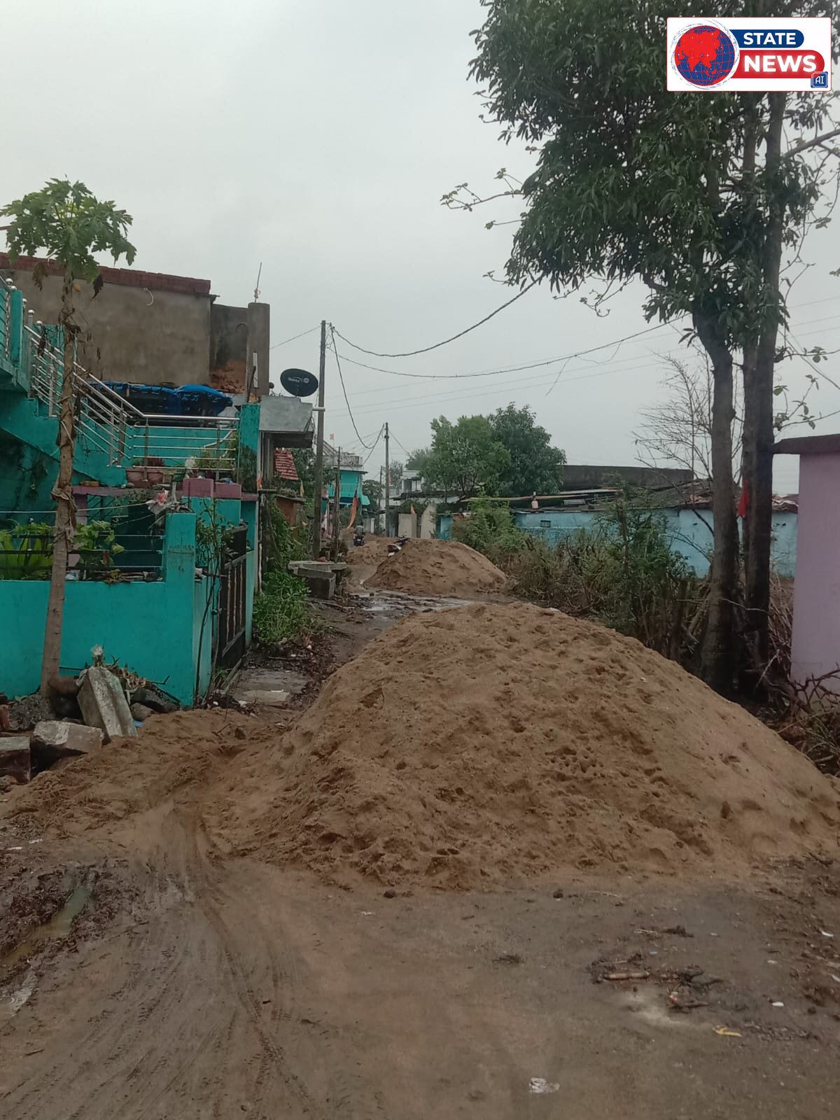 *निर्माण कार्य बना मुसीबत: सड़क पर फैली रेत-गिट्टी से बल्लाचाल का रास्ता बंद, ग्रामीणों का आवागमन ठप*