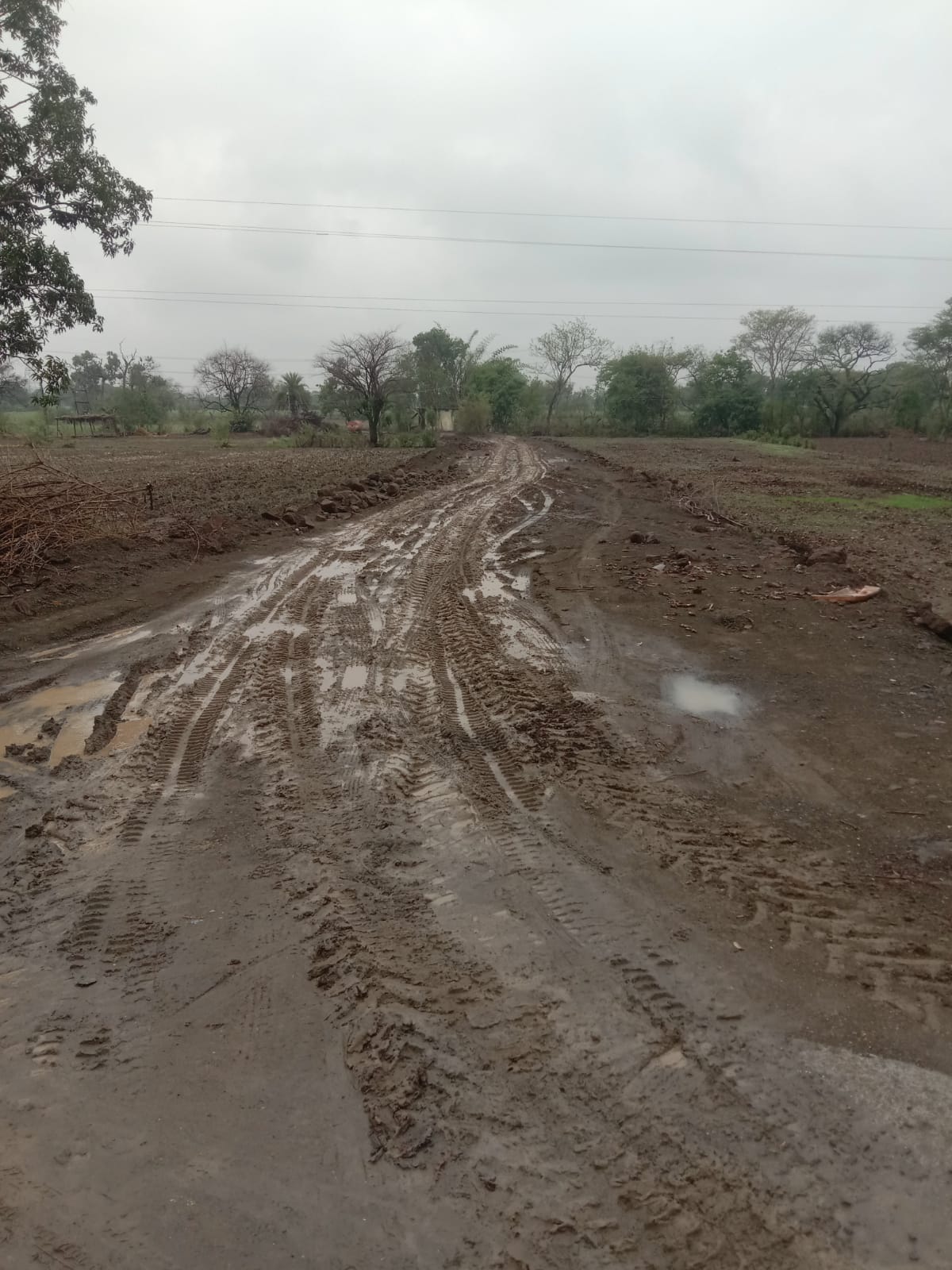 *निर्माण कार्य बना मुसीबत: सड़क पर फैली रेत-गिट्टी से बल्लाचाल का रास्ता बंद, ग्रामीणों का आवागमन ठप*