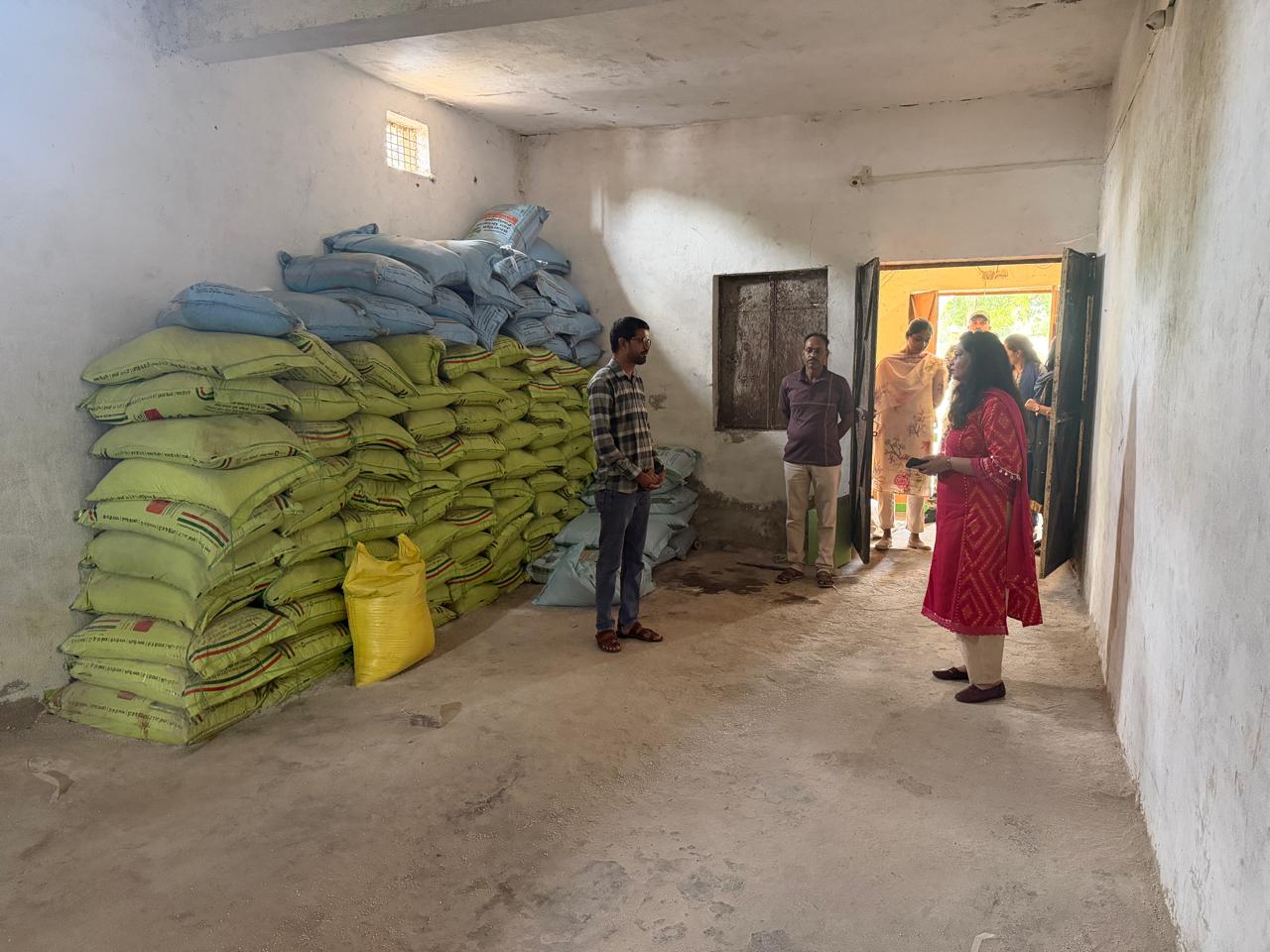 कलेक्टर नीतू माथुर का सोरवा दौरा: टप्पा तहसील और खाद वितरण केंद्र का किया आकस्मिक निरीक्षण राजस्व कार्यों की समीक्षा, खाद वितरण में पारदर्शि