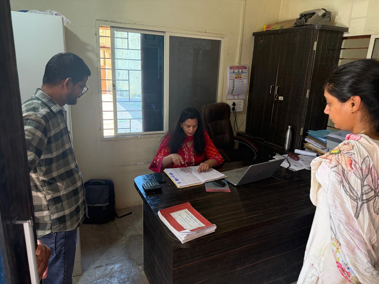 कलेक्टर नीतू माथुर का सोरवा दौरा: टप्पा तहसील और खाद वितरण केंद्र का किया आकस्मिक निरीक्षण राजस्व कार्यों की समीक्षा, खाद वितरण में पारदर्शि