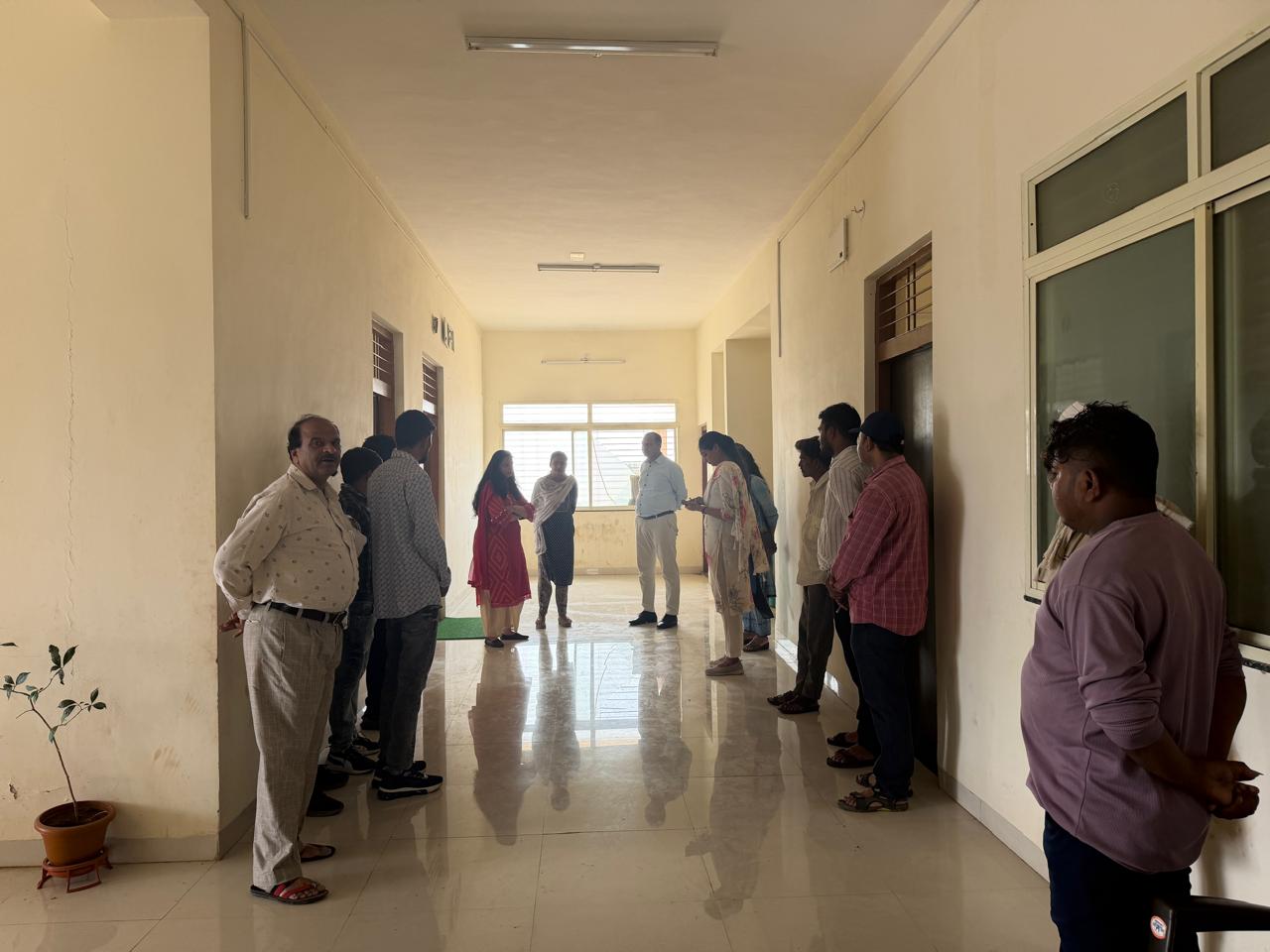 कलेक्टर नीतू माथुर का सोरवा दौरा: टप्पा तहसील और खाद वितरण केंद्र का किया आकस्मिक निरीक्षण राजस्व कार्यों की समीक्षा, खाद वितरण में पारदर्शि