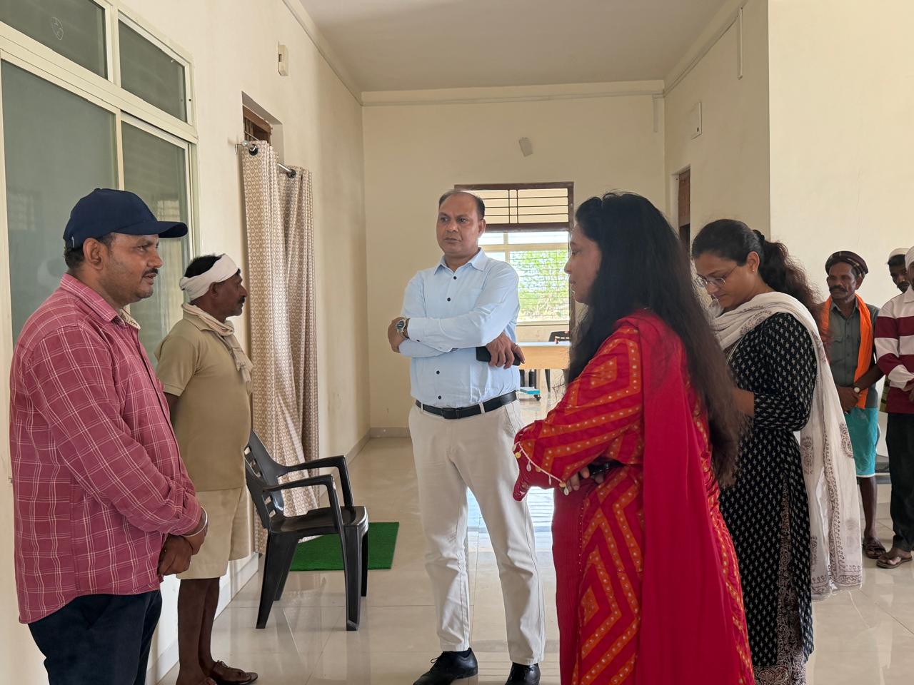 कलेक्टर नीतू माथुर का सोरवा दौरा: टप्पा तहसील और खाद वितरण केंद्र का किया आकस्मिक निरीक्षण राजस्व कार्यों की समीक्षा, खाद वितरण में पारदर्शि