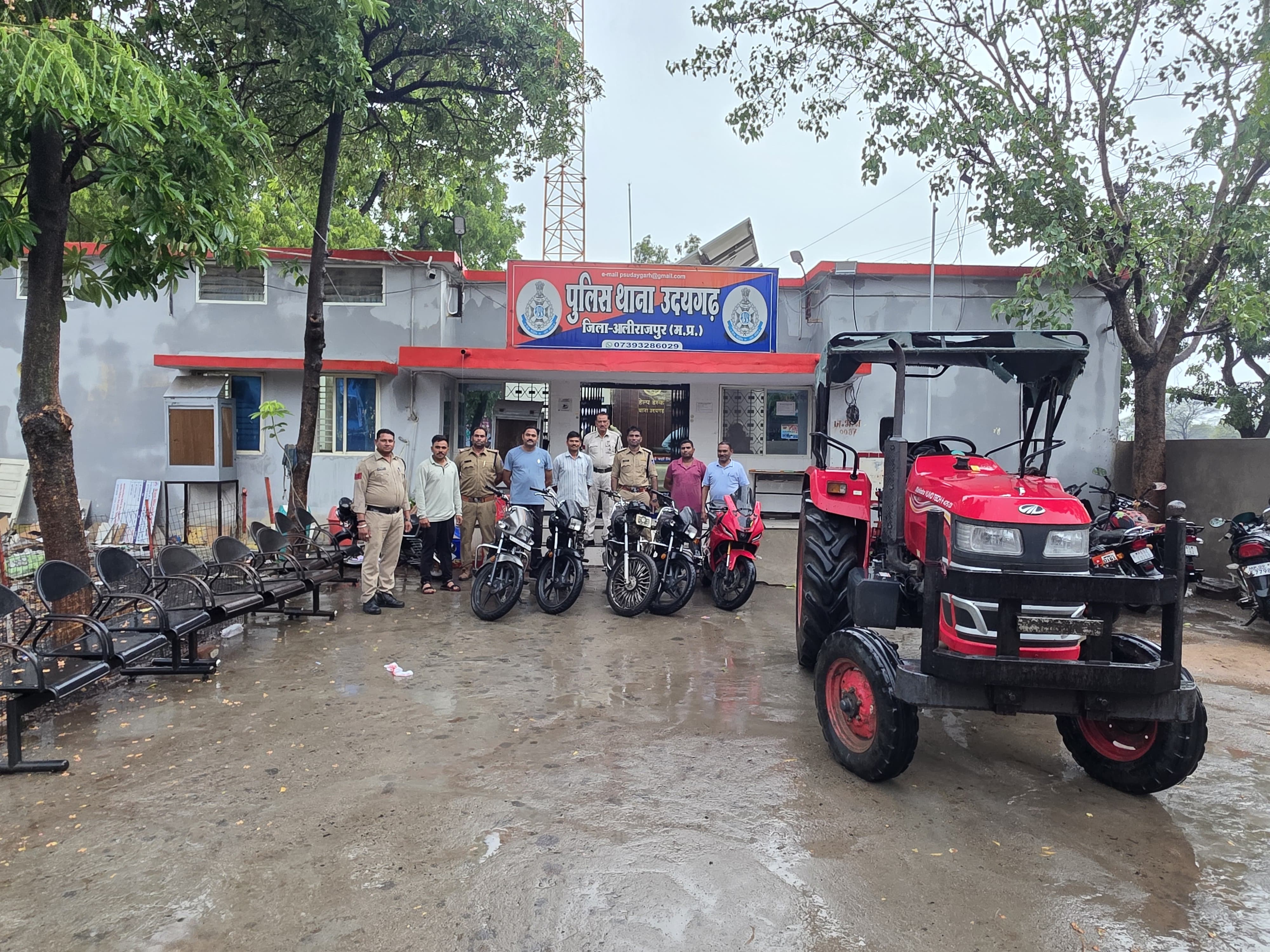 उदयगढ़ पुलिस की बड़ी कामयाबी: अंतर-जिला वाहन चोर गिरोह का भंडाफोड़, 20 लाख के 7 चोरी के वाहन बरामद गुजरात और इंदौर से चोरी किए गए 2 ट्रैक्टर