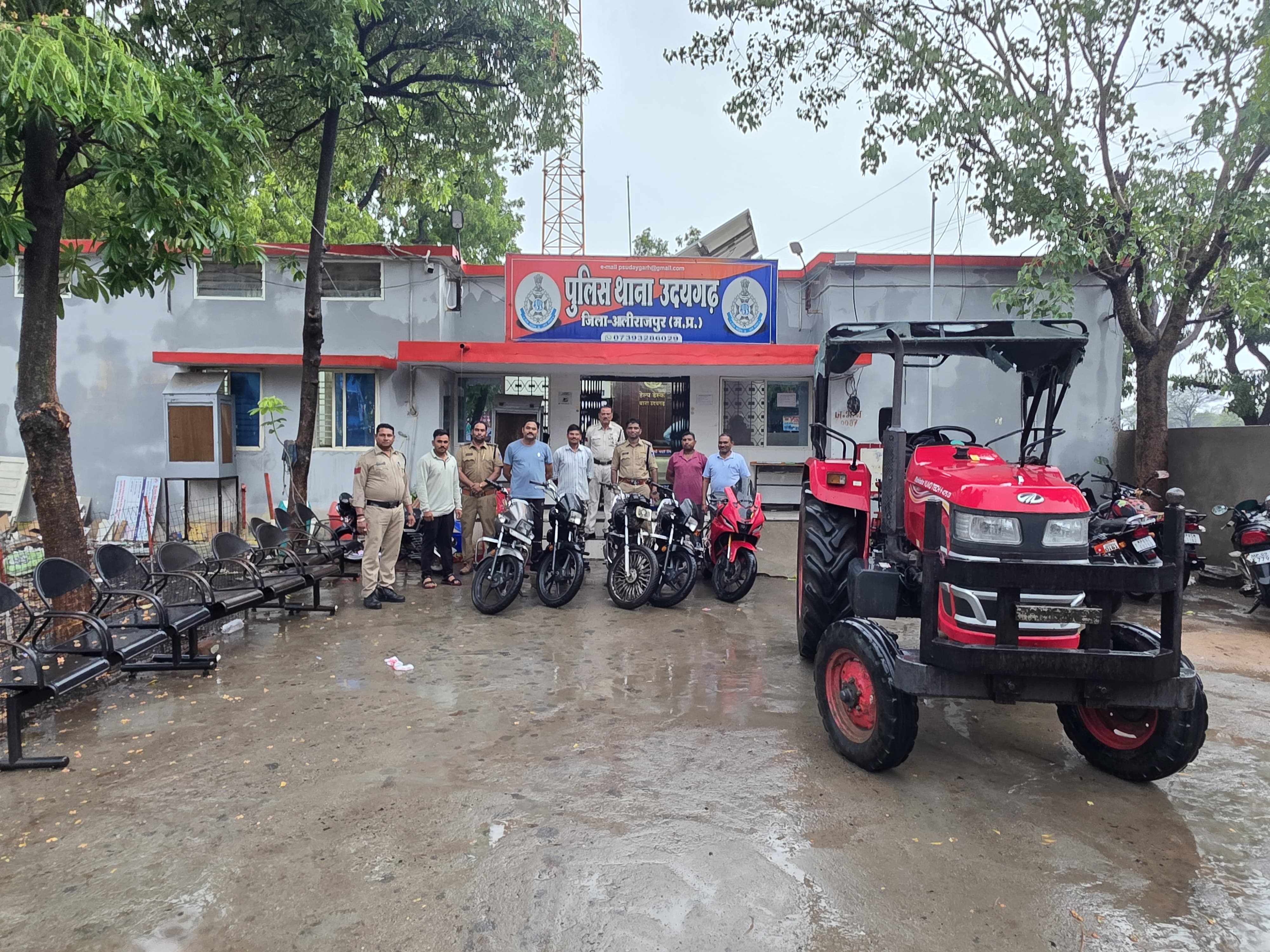 उदयगढ़ पुलिस की बड़ी कामयाबी: अंतर-जिला वाहन चोर गिरोह का भंडाफोड़, 20 लाख के 7 चोरी के वाहन बरामद गुजरात और इंदौर से चोरी किए गए 2 ट्रैक्टर