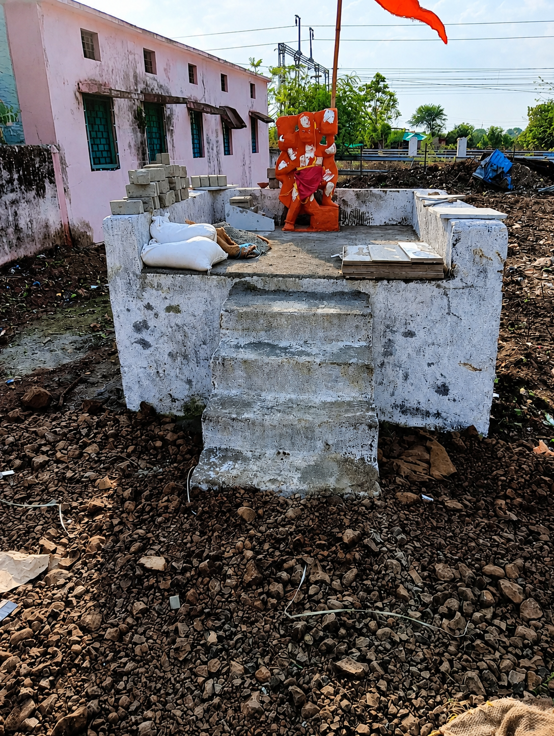 मंदिर की आड़ में जमीन कब्जाने का खेल? पुराने पट्टे, राजस्व रिकॉर्ड और अधिकार पत्र होने के बावजूद रातों-रात फेंसिंग और मूर्ति स्थापना से उठे 