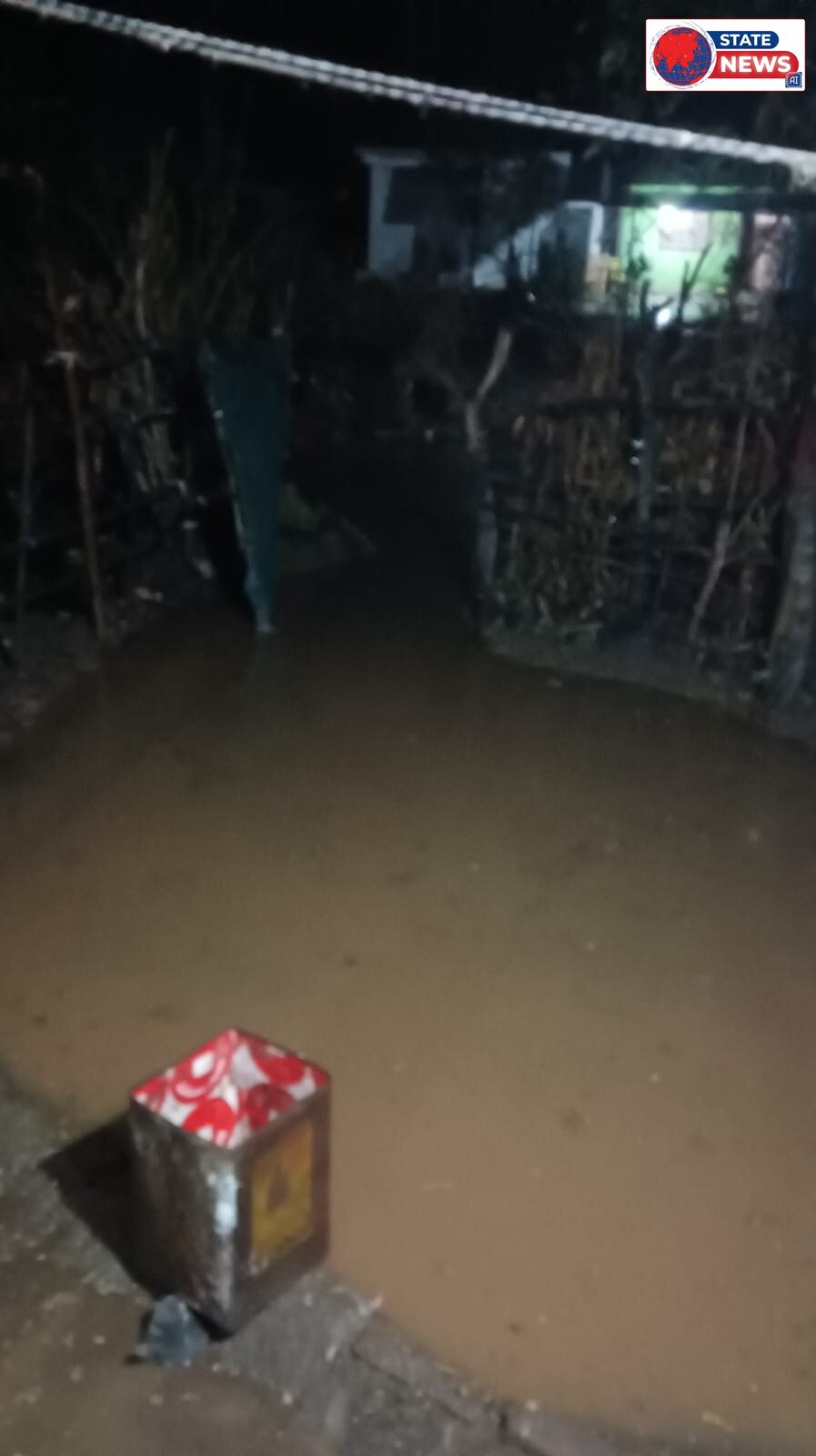 *नाली और सड़क के अभाव में बारिश का पानी घर में घुसा, ग्रामीण ने पंचायत पर लगाए लापरवाही के आरोप*
