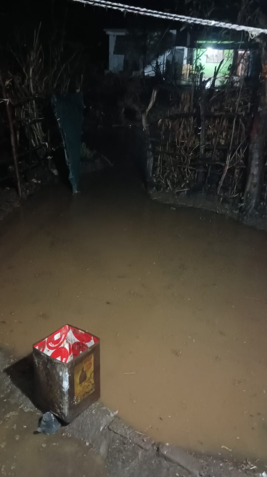 *नाली और सड़क के अभाव में बारिश का पानी घर में घुसा, ग्रामीण ने पंचायत पर लगाए लापरवाही के आरोप*