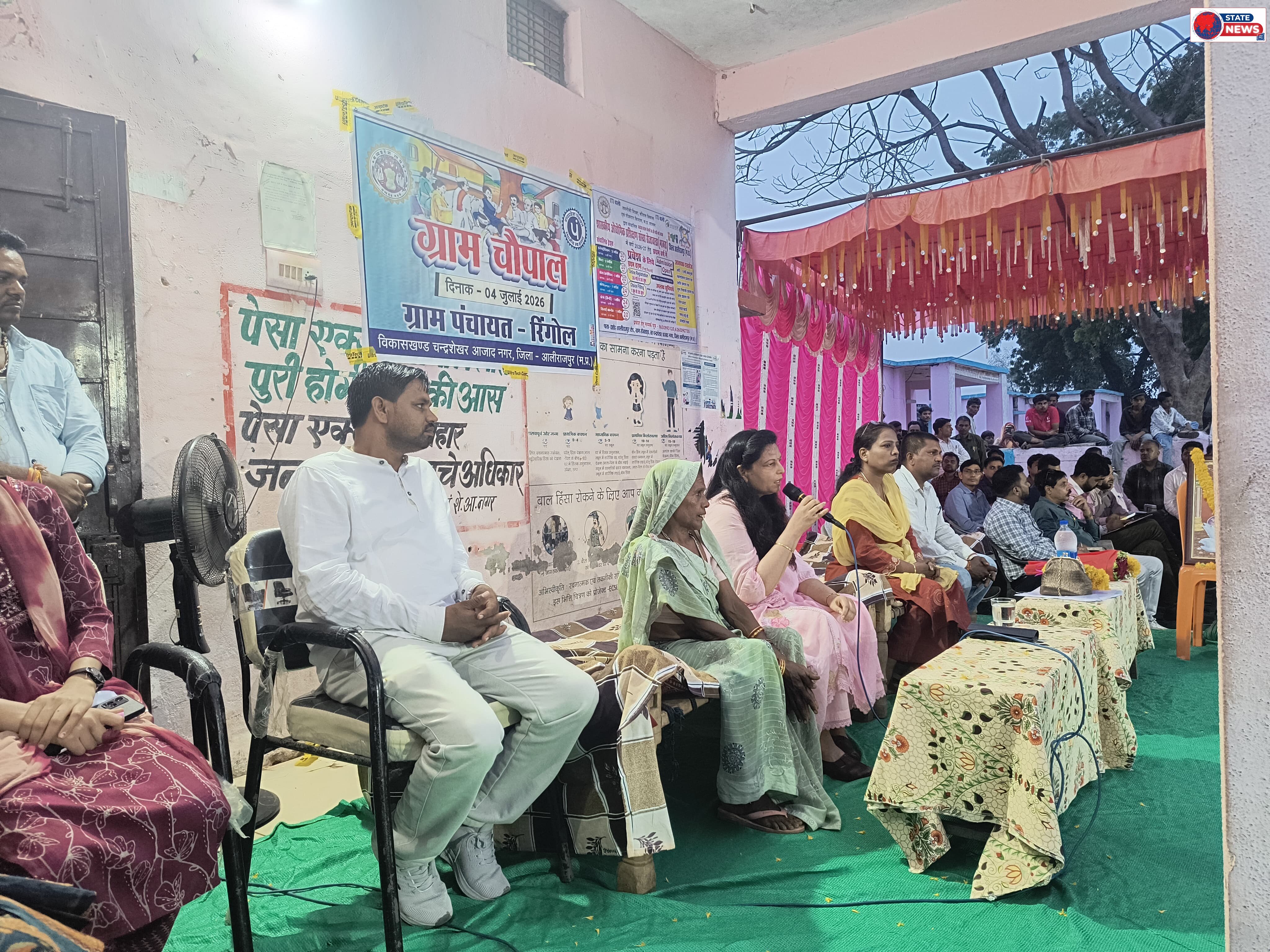 रिंगोल की रात्रि चौपाल में ग्रामीणों की समस्याएं सुनने पहुंचीं कलेक्टर नीतू माथुर 'कलेक्टर नहीं, आपकी बहन बनकर आई हूं' कहकर जीता ग्रामीणों क