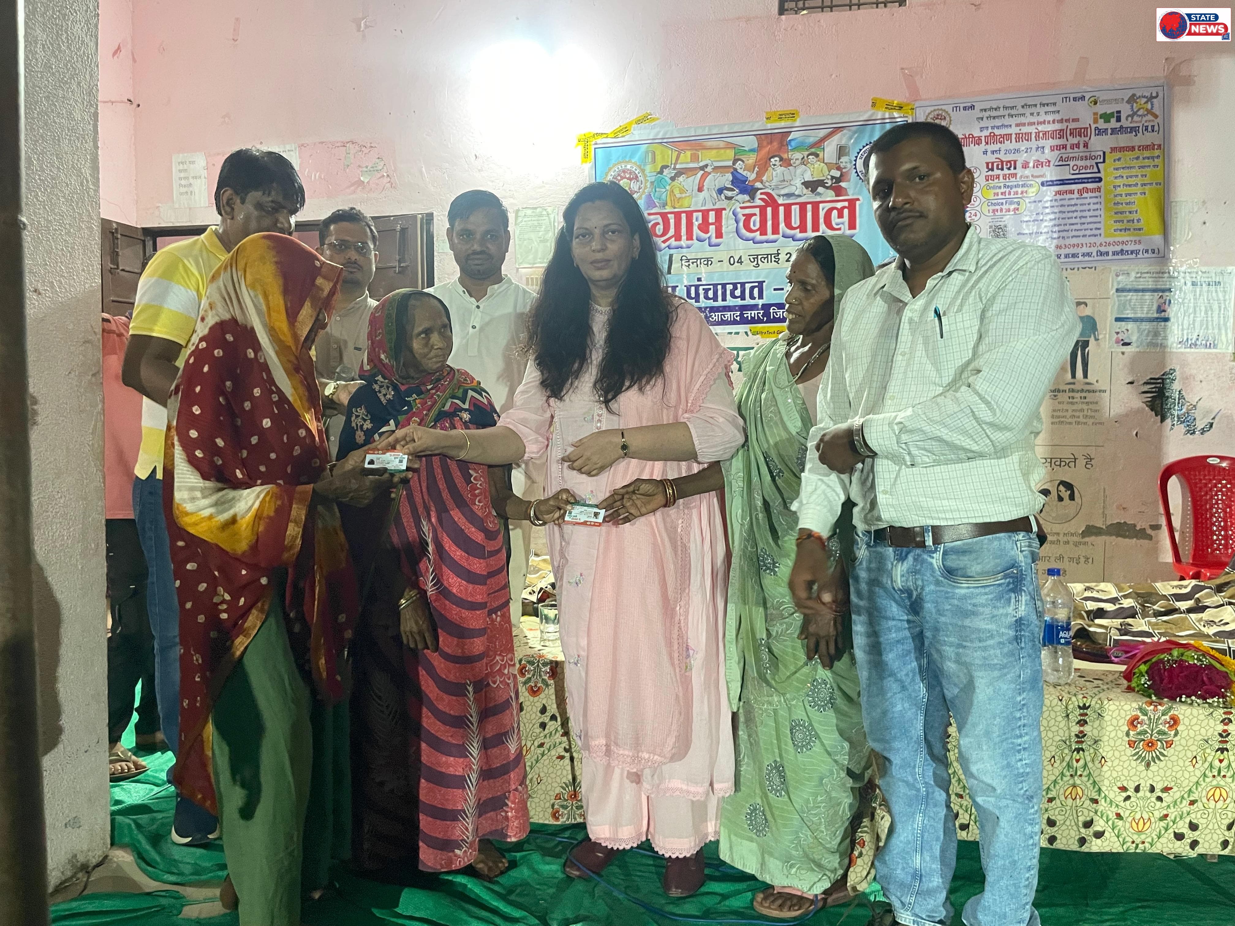 रिंगोल की रात्रि चौपाल में ग्रामीणों की समस्याएं सुनने पहुंचीं कलेक्टर नीतू माथुर 'कलेक्टर नहीं, आपकी बहन बनकर आई हूं' कहकर जीता ग्रामीणों क