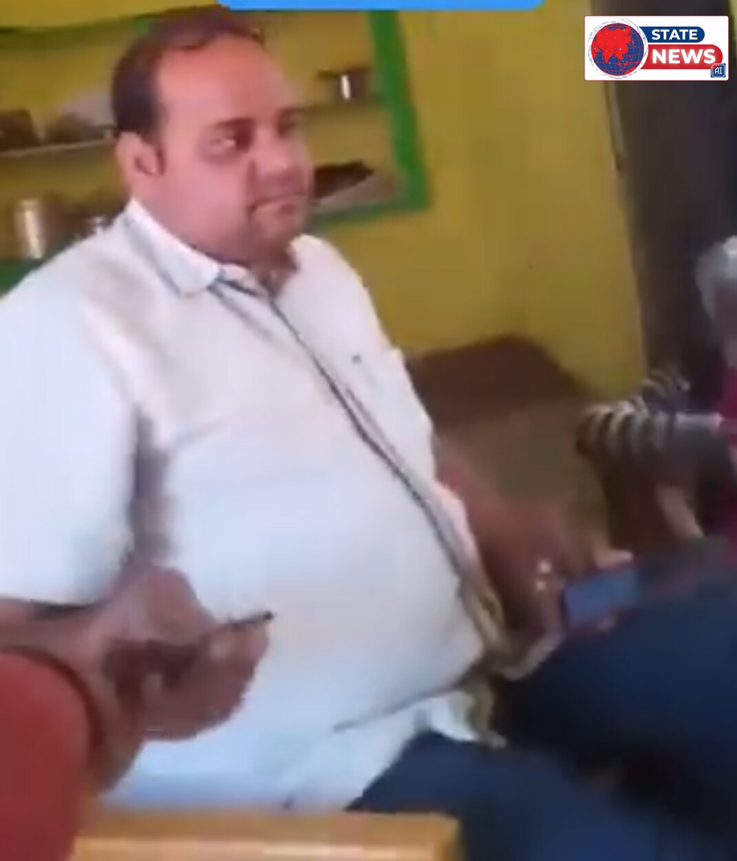 पृथ्वीपुर जनपद पंचायत अंतर्गत आने बाली ग्राम पंचायत गैलवारा में पदस्थ सचिव रवि यादव के द्वारा हितग्राही से कार्य के एवज में   रिश्वत मांगते 